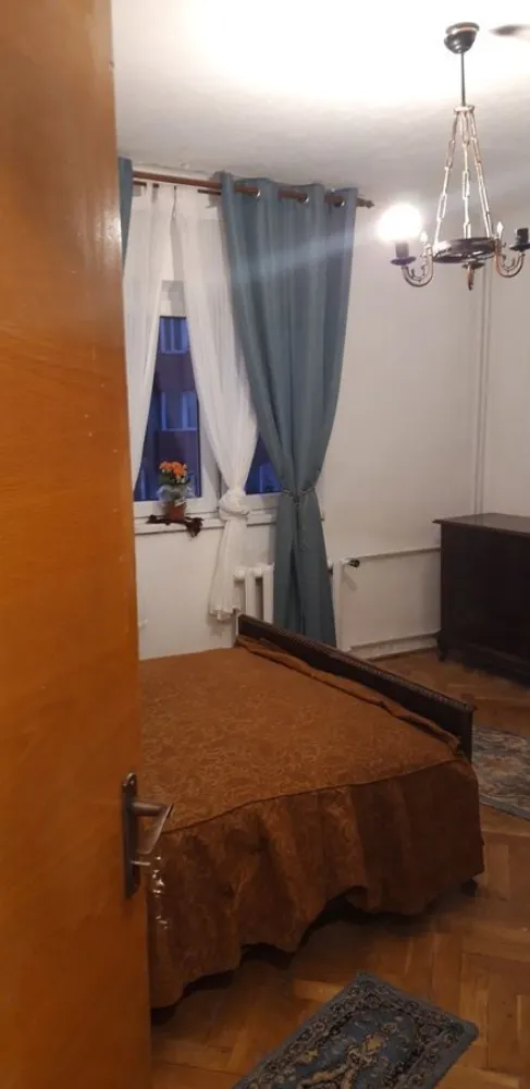 Cotroceni, One, 2 cam. dec. 76 mp, utilat, mob - Apartament exceptional in Cotroceni-One singur pe fatada principala, 2 camere decomandate, suprafata generoasa, zona verde, Cotroceni-One, vis-a-vis de Lidl, 78 mp., utilat, mobilat, imobil 1989, izolatie termica, etaj 6/8, parchet masiv, termopane, balcon, utilat, masina de spalat automata, TV, internet, aer conditionat. Bloc cu o singura scara, 3 apartamente/nivel, bine amplasat topografic. Magazine: Lidl, parc pentru copii adiacent, parcare. Transport: STB, metrou Academia Militara. Termen lung, 1 rata si garantie 500 EUR