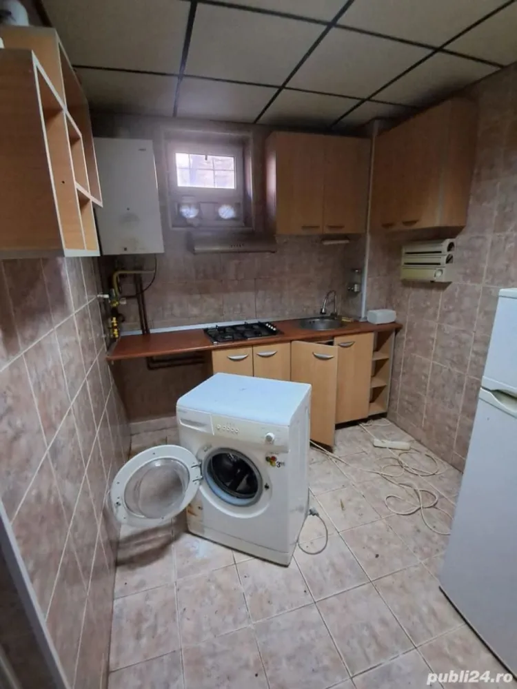 BRASADAS închiriază garsoniera 30mp la DEMISOL zona Bd.Unirii. - Agenția imobiliara BRASADAS închiriază garsoniera confort 1, cu suprafata utila de 30 mp, la DEMISOL intr-o locatie deosebita cu 3 etaje fără risc seismic, constructie foarte rezistenta.

3 statii autobuz pana la metrou Piata Unirii si 3 statii pana la Metrou P ta Muncii. 

Aspect elegant, gresie,faianta,termopan,centrala proptie, us metalica,renovata si mobilata pe comanda,modrrn,aspect decent,nu xe lux, bucatarie mobilata si utilata,baie cu cada noua,mare,,baia necesita usoara curatenie,tavan fals,neon, calorifer mare in camera, ,toare incaperile destul de spatioase.