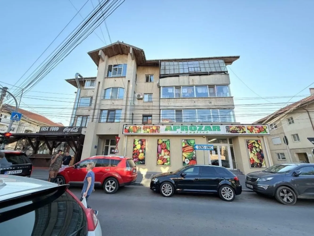 Spaţiu comercial de închiriat â€“ Central Otopeni, acces direct din DN1 - Suprafaţă: 100 mp
Disponibilitate: din iunie
Vizionare: începând cu 15 mai
Locaţie: Otopeni â€“ zonă centrală, vizibilitate excelentă, acces rapid din DN1

Descriere generală:
Oferim spre închiriere un spaţiu comercial situat într-o zonă centrală din Otopeni, cu vad pietonal şi auto foarte bun, aproape de viitoarea staţie de metrou. 
Spaţiul este ideal pentru activităţi precum: farmacie, cabinet medical, birou, magazin, salon de înfrumuseţare, showroom, cafenea sau orice activitate comercială care beneficiază de expunere şi trafic.

Detalii spaţiu:
 â€˘ Suprafaţă utilă: 100 mp
 â€˘ Acces direct din stradă
 â€˘ Vitrină mare, bună pentru expunere
 â€˘ Toate utilităţile disponibile
 â€˘ Spaţiul se eliberează în luna iunie
 â€˘ Dotările actuale (folosite pentru aprozar) vor fi înlăturate

Menţiune:
Pozele vor fi actualizate după predarea spaţiului.

Preţ: 2.700 euro/lună
Contact: Veronica Dinu,
