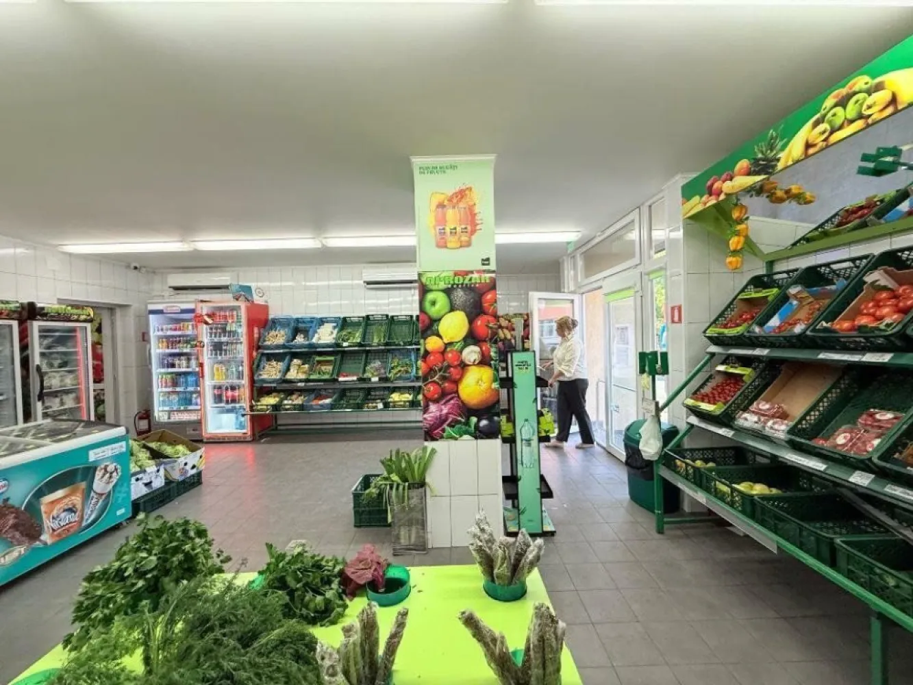 Spaţiu comercial de închiriat â€“ Central Otopeni, acces direct din DN1 - Suprafaţă: 100 mp
Disponibilitate: din iunie
Vizionare: începând cu 15 mai
Locaţie: Otopeni â€“ zonă centrală, vizibilitate excelentă, acces rapid din DN1

Descriere generală:
Oferim spre închiriere un spaţiu comercial situat într-o zonă centrală din Otopeni, cu vad pietonal şi auto foarte bun, aproape de viitoarea staţie de metrou. 
Spaţiul este ideal pentru activităţi precum: farmacie, cabinet medical, birou, magazin, salon de înfrumuseţare, showroom, cafenea sau orice activitate comercială care beneficiază de expunere şi trafic.

Detalii spaţiu:
 â€˘ Suprafaţă utilă: 100 mp
 â€˘ Acces direct din stradă
 â€˘ Vitrină mare, bună pentru expunere
 â€˘ Toate utilităţile disponibile
 â€˘ Spaţiul se eliberează în luna iunie
 â€˘ Dotările actuale (folosite pentru aprozar) vor fi înlăturate

Menţiune:
Pozele vor fi actualizate după predarea spaţiului.

Preţ: 2.700 euro/lună
Contact: Veronica Dinu,