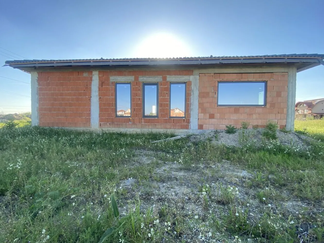Casa moderna in Paulesti - Casă nouă de vânzare în Păulești – șansa ta să te muți la curte!

Visezi la o casă doar a ta, într-o zonă liniștită și bine poziționată? Acum este momentul!

 • Teren de 600 mp (6 ari) – loc destul pentru grădină, foișor sau loc de joacă
 • Suprafață construită: 133,38 mp – spațiu gândit inteligent
 • Compartimentare modernă:
 • 3 dormitoare luminoase
 • 1 living generos
 • 1 dining perfect pentru mesele în familie
 • Bucătărie separată
 • Dressing practic
 • 2 băi
 • Cameră tehnică
 • Utilități:
 • Geamuri termopat Rehau synego 80, 4 anotimpuri, cu jaluzele electrice cu telecomanda
 • Curent electric deja introdus
 • Gaz și apă în fața casei
 • Acces rapid: strada Andrei Mureșanu – asfaltată, ușor de ajuns în oraș

Avantaje:

 • Casă nouă, doar să o personalizezi după stilul tău
 • Zonă în dezvoltare, vecini noi și liniște
 • Investiție excelentă pentru viitor!

Nu rata șansa! – casa ta te așteaptă în Păulești!