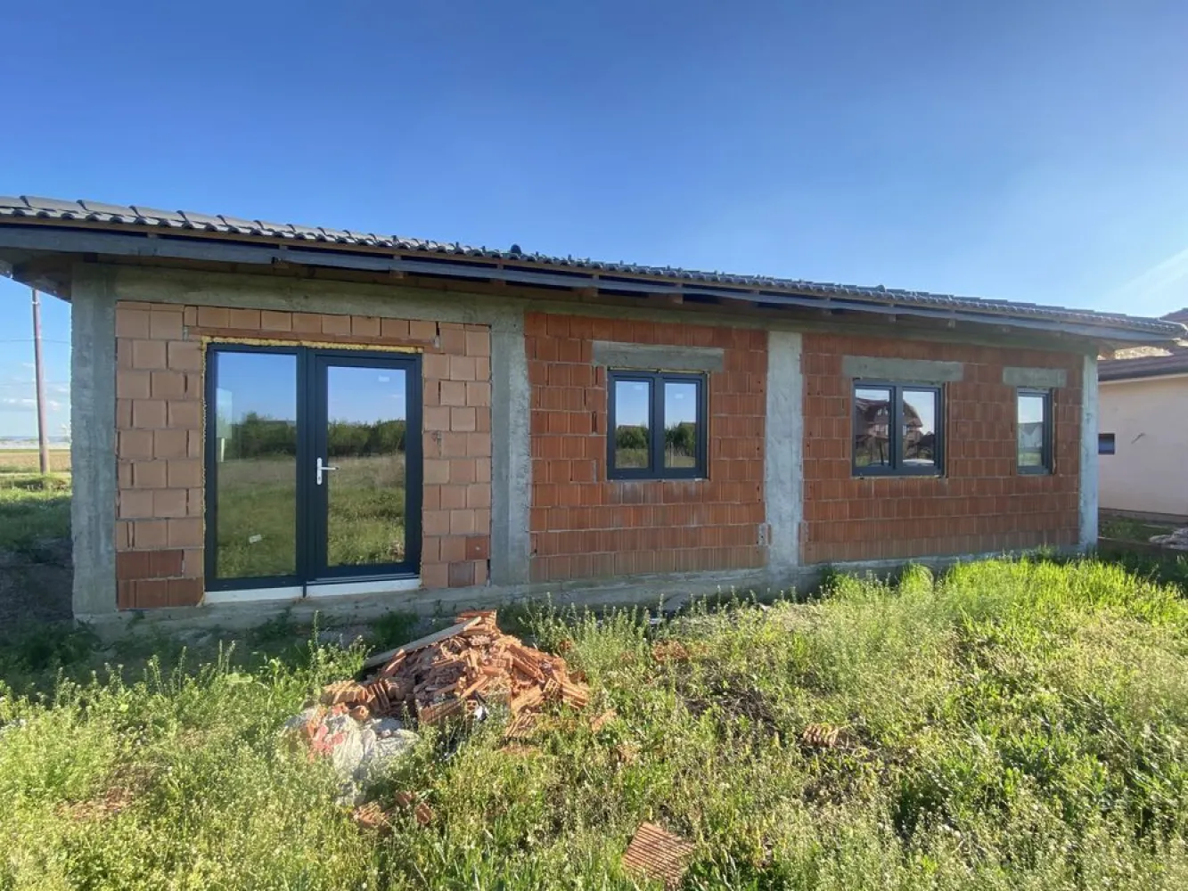 Casa moderna in Paulesti - Casă nouă de vânzare în Păulești – șansa ta să te muți la curte!

Visezi la o casă doar a ta, într-o zonă liniștită și bine poziționată? Acum este momentul!

 • Teren de 600 mp (6 ari) – loc destul pentru grădină, foișor sau loc de joacă
 • Suprafață construită: 133,38 mp – spațiu gândit inteligent
 • Compartimentare modernă:
 • 3 dormitoare luminoase
 • 1 living generos
 • 1 dining perfect pentru mesele în familie
 • Bucătărie separată
 • Dressing practic
 • 2 băi
 • Cameră tehnică
 • Utilități:
 • Geamuri termopat Rehau synego 80, 4 anotimpuri, cu jaluzele electrice cu telecomanda
 • Curent electric deja introdus
 • Gaz și apă în fața casei
 • Acces rapid: strada Andrei Mureșanu – asfaltată, ușor de ajuns în oraș

Avantaje:

 • Casă nouă, doar să o personalizezi după stilul tău
 • Zonă în dezvoltare, vecini noi și liniște
 • Investiție excelentă pentru viitor!

Nu rata șansa! – casa ta te așteaptă în Păulești!