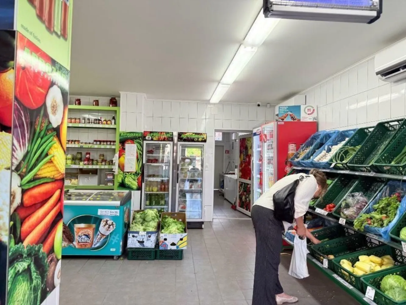 Spaţiu comercial de închiriat â€“ Central Otopeni, acces direct din DN1 - Suprafaţă: 100 mp
Disponibilitate: din iunie
Vizionare: începând cu 15 mai
Locaţie: Otopeni â€“ zonă centrală, vizibilitate excelentă, acces rapid din DN1

Descriere generală:
Oferim spre închiriere un spaţiu comercial situat într-o zonă centrală din Otopeni, cu vad pietonal şi auto foarte bun, aproape de viitoarea staţie de metrou. 
Spaţiul este ideal pentru activităţi precum: farmacie, cabinet medical, birou, magazin, salon de înfrumuseţare, showroom, cafenea sau orice activitate comercială care beneficiază de expunere şi trafic.

Detalii spaţiu:
 â€˘ Suprafaţă utilă: 100 mp
 â€˘ Acces direct din stradă
 â€˘ Vitrină mare, bună pentru expunere
 â€˘ Toate utilităţile disponibile
 â€˘ Spaţiul se eliberează în luna iunie
 â€˘ Dotările actuale (folosite pentru aprozar) vor fi înlăturate

Menţiune:
Pozele vor fi actualizate după predarea spaţiului.

Preţ: 2.700 euro/lună
Contact: Veronica Dinu,
