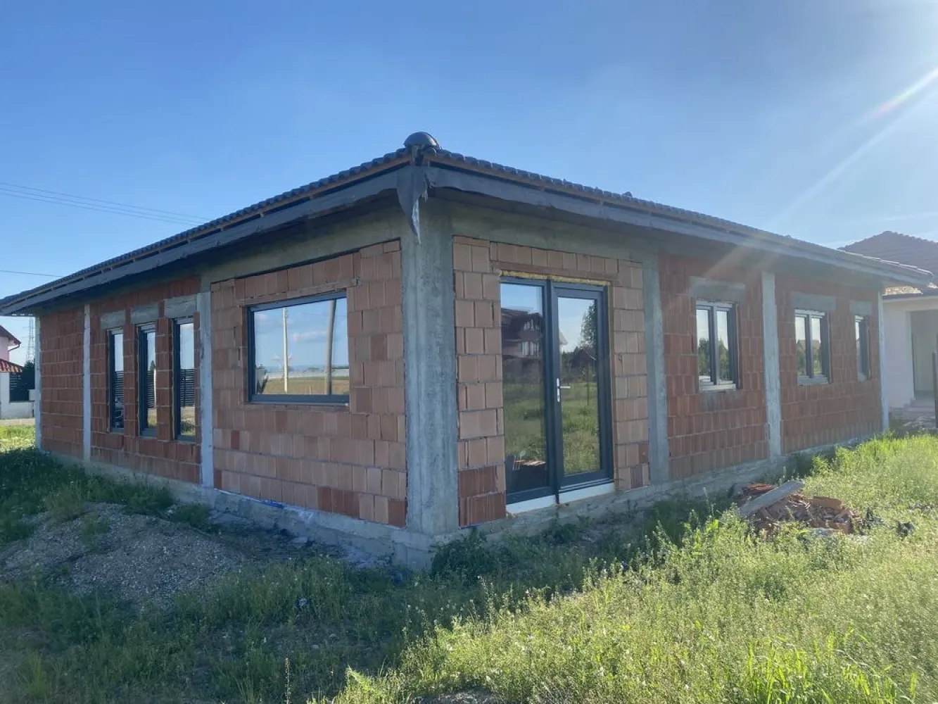 Casa moderna in Paulesti - Casă nouă de vânzare în Păulești – șansa ta să te muți la curte!

Visezi la o casă doar a ta, într-o zonă liniștită și bine poziționată? Acum este momentul!

 • Teren de 600 mp (6 ari) – loc destul pentru grădină, foișor sau loc de joacă
 • Suprafață construită: 133,38 mp – spațiu gândit inteligent
 • Compartimentare modernă:
 • 3 dormitoare luminoase
 • 1 living generos
 • 1 dining perfect pentru mesele în familie
 • Bucătărie separată
 • Dressing practic
 • 2 băi
 • Cameră tehnică
 • Utilități:
 • Geamuri termopat Rehau synego 80, 4 anotimpuri, cu jaluzele electrice cu telecomanda
 • Curent electric deja introdus
 • Gaz și apă în fața casei
 • Acces rapid: strada Andrei Mureșanu – asfaltată, ușor de ajuns în oraș

Avantaje:

 • Casă nouă, doar să o personalizezi după stilul tău
 • Zonă în dezvoltare, vecini noi și liniște
 • Investiție excelentă pentru viitor!

Nu rata șansa! – casa ta te așteaptă în Păulești!