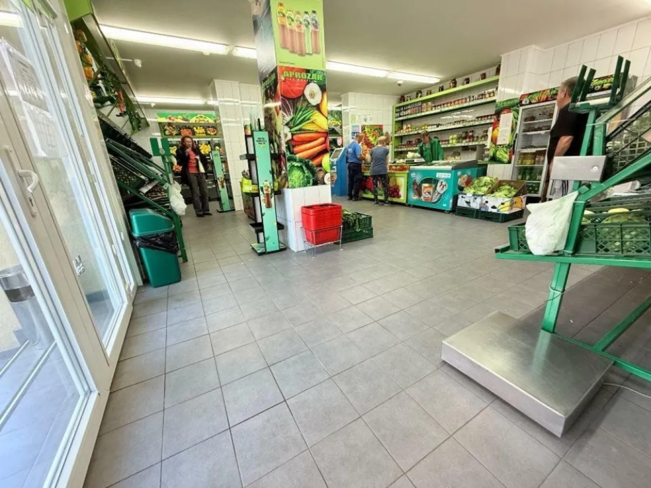 Spaţiu comercial de închiriat â€“ Central Otopeni, acces direct din DN1 - Suprafaţă: 100 mp
Disponibilitate: din iunie
Vizionare: începând cu 15 mai
Locaţie: Otopeni â€“ zonă centrală, vizibilitate excelentă, acces rapid din DN1

Descriere generală:
Oferim spre închiriere un spaţiu comercial situat într-o zonă centrală din Otopeni, cu vad pietonal şi auto foarte bun, aproape de viitoarea staţie de metrou. 
Spaţiul este ideal pentru activităţi precum: farmacie, cabinet medical, birou, magazin, salon de înfrumuseţare, showroom, cafenea sau orice activitate comercială care beneficiază de expunere şi trafic.

Detalii spaţiu:
 â€˘ Suprafaţă utilă: 100 mp
 â€˘ Acces direct din stradă
 â€˘ Vitrină mare, bună pentru expunere
 â€˘ Toate utilităţile disponibile
 â€˘ Spaţiul se eliberează în luna iunie
 â€˘ Dotările actuale (folosite pentru aprozar) vor fi înlăturate

Menţiune:
Pozele vor fi actualizate după predarea spaţiului.

Preţ: 2.700 euro/lună
Contact: Veronica Dinu,