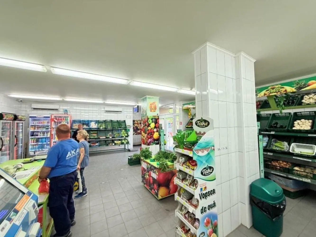 Spaţiu comercial de închiriat â€“ Central Otopeni, acces direct din DN1 - Suprafaţă: 100 mp
Disponibilitate: din iunie
Vizionare: începând cu 15 mai
Locaţie: Otopeni â€“ zonă centrală, vizibilitate excelentă, acces rapid din DN1

Descriere generală:
Oferim spre închiriere un spaţiu comercial situat într-o zonă centrală din Otopeni, cu vad pietonal şi auto foarte bun, aproape de viitoarea staţie de metrou. 
Spaţiul este ideal pentru activităţi precum: farmacie, cabinet medical, birou, magazin, salon de înfrumuseţare, showroom, cafenea sau orice activitate comercială care beneficiază de expunere şi trafic.

Detalii spaţiu:
 â€˘ Suprafaţă utilă: 100 mp
 â€˘ Acces direct din stradă
 â€˘ Vitrină mare, bună pentru expunere
 â€˘ Toate utilităţile disponibile
 â€˘ Spaţiul se eliberează în luna iunie
 â€˘ Dotările actuale (folosite pentru aprozar) vor fi înlăturate

Menţiune:
Pozele vor fi actualizate după predarea spaţiului.

Preţ: 2.700 euro/lună
Contact: Veronica Dinu,