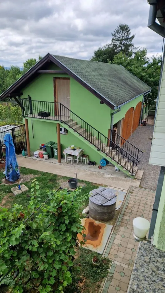 Vand casă 350 mp cu teren 55 arii in localitatea Iojib - De vanzare casă de 350 mp cu beci sub toată suprafata casei , teren 55 de arii si garaj pt 2 masini ( cu mansardă)
Casa dispune de 2 centrale ( gaz si lemn)
Terase 3 , dormitoare 3 ,livinguri 2 , băi 2, dressing 1, bucătărie si debara 
Zona de amplasament foarte bună fiind la strada principală , front 200 m 
Pentru mai multe informatii ne puteti contacta telefonic ;
07******55 Gheorghe
07******79 Bianca