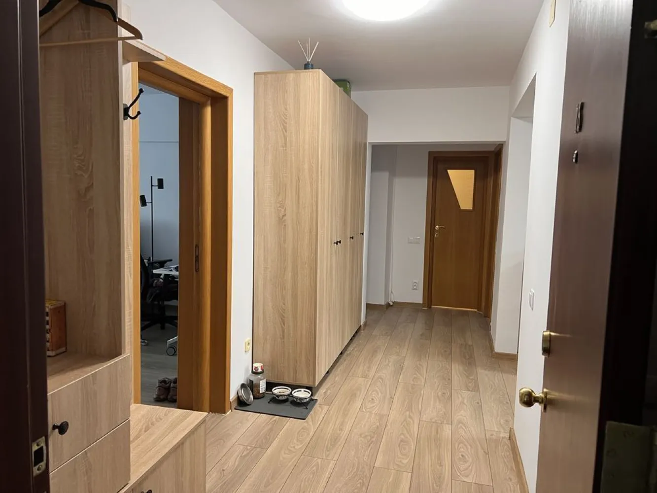 Particular; apartament 3 camere complet renovat si mobilat - Apartament 3 camere Calea Calarasilor, langa Hyperion
Etaj 3 din 7
Bloc constructie 1996, reabilitat in 2022
2 bai (una complet utilata, cu cabina dus, bolier, si baia de serviciu)
Bucatarie complet utilata: masina de spalat vase, masina de spalat rufe, uscator
Sufragerie: canapea extensibila mare, aer conditionat
Dormitor mic, complet mobilat pt copil
Dormitor mare, complet utilat: dulap, comoda, pat
Hol: dulap + cuier
Apartentul este complet renovat acum 4 luni: instalatie electrica, instalatie sanitara, calorifere noi, zugravit, parchet nou in toate camerele si hol
Sufragerie: 23,18m
Dormitor mare: 18,56m
Dormitor mic: 10,65m
Bucatarie: 10,25m
Baie mare: 4m
Baie mica: 1,74m
Hol: 9,92m
Apartamentul se vinde semi sau complet mobilat