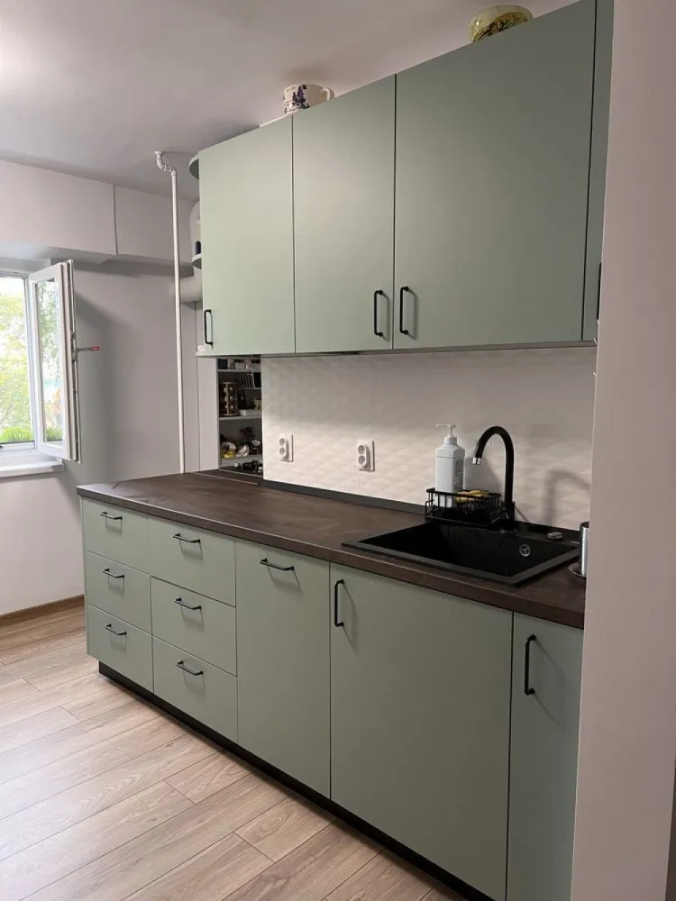 Particular; apartament 3 camere complet renovat si mobilat - Apartament 3 camere Calea Calarasilor, langa Hyperion
Etaj 3 din 7
Bloc constructie 1996, reabilitat in 2022
2 bai (una complet utilata, cu cabina dus, bolier, si baia de serviciu)
Bucatarie complet utilata: masina de spalat vase, masina de spalat rufe, uscator
Sufragerie: canapea extensibila mare, aer conditionat
Dormitor mic, complet mobilat pt copil
Dormitor mare, complet utilat: dulap, comoda, pat
Hol: dulap + cuier
Apartentul este complet renovat acum 4 luni: instalatie electrica, instalatie sanitara, calorifere noi, zugravit, parchet nou in toate camerele si hol
Sufragerie: 23,18m
Dormitor mare: 18,56m
Dormitor mic: 10,65m
Bucatarie: 10,25m
Baie mare: 4m
Baie mica: 1,74m
Hol: 9,92m
Apartamentul se vinde semi sau complet mobilat