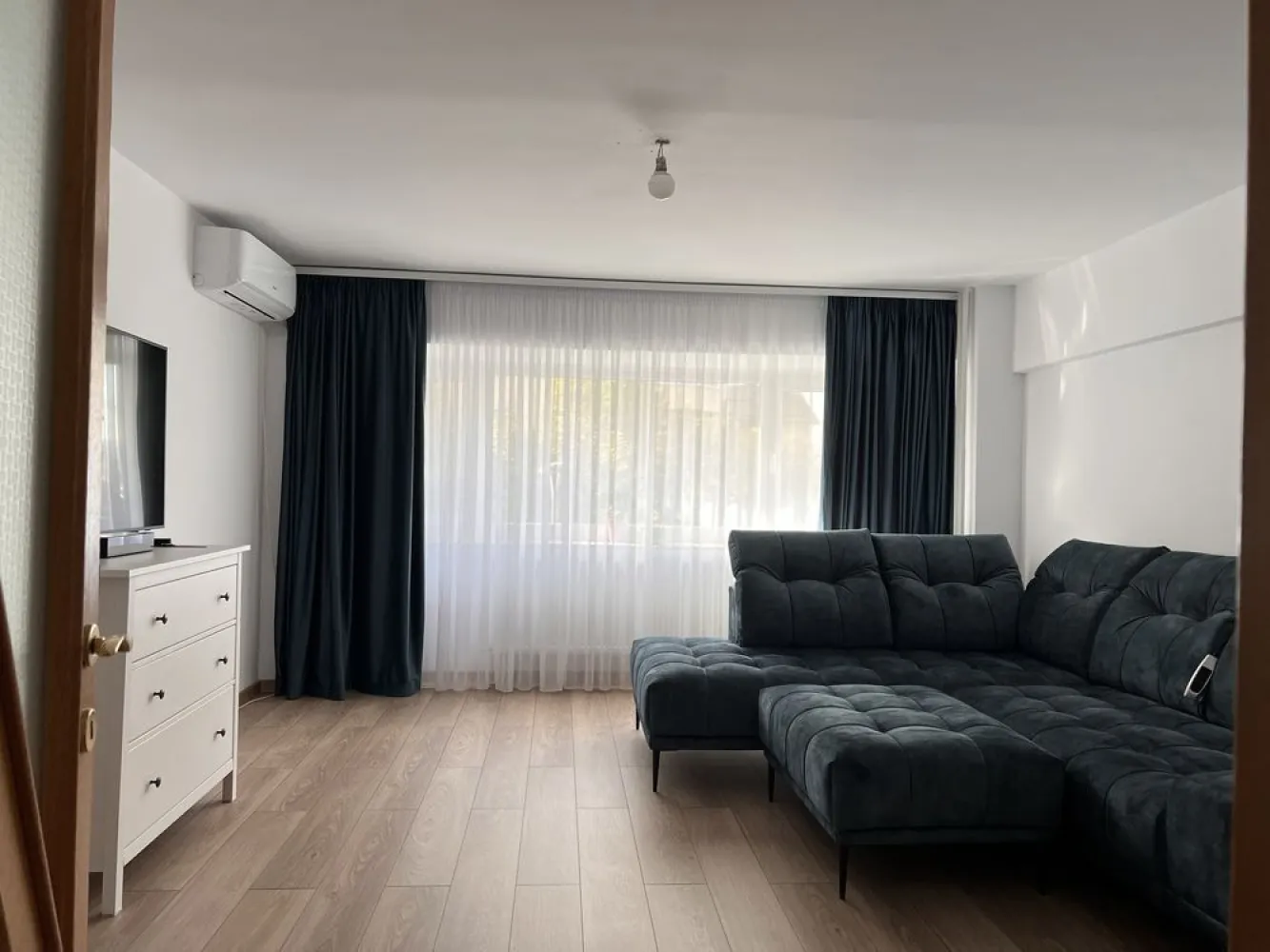 Particular; apartament 3 camere complet renovat si mobilat - Apartament 3 camere Calea Calarasilor, langa Hyperion
Etaj 3 din 7
Bloc constructie 1996, reabilitat in 2022
2 bai (una complet utilata, cu cabina dus, bolier, si baia de serviciu)
Bucatarie complet utilata: masina de spalat vase, masina de spalat rufe, uscator
Sufragerie: canapea extensibila mare, aer conditionat
Dormitor mic, complet mobilat pt copil
Dormitor mare, complet utilat: dulap, comoda, pat
Hol: dulap + cuier
Apartentul este complet renovat acum 4 luni: instalatie electrica, instalatie sanitara, calorifere noi, zugravit, parchet nou in toate camerele si hol
Sufragerie: 23,18m
Dormitor mare: 18,56m
Dormitor mic: 10,65m
Bucatarie: 10,25m
Baie mare: 4m
Baie mica: 1,74m
Hol: 9,92m
Apartamentul se vinde semi sau complet mobilat