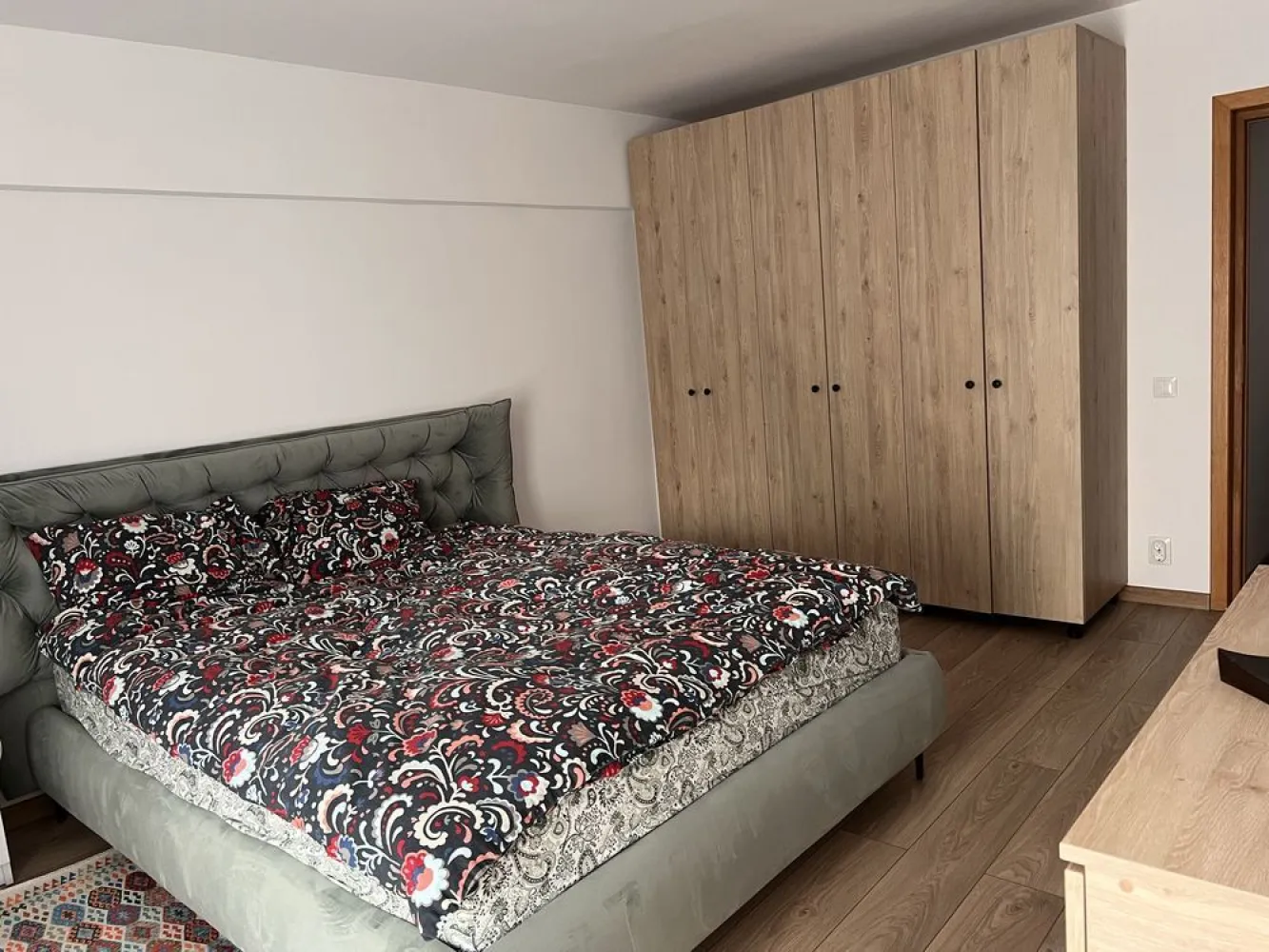 Particular; apartament 3 camere complet renovat si mobilat - Apartament 3 camere Calea Calarasilor, langa Hyperion
Etaj 3 din 7
Bloc constructie 1996, reabilitat in 2022
2 bai (una complet utilata, cu cabina dus, bolier, si baia de serviciu)
Bucatarie complet utilata: masina de spalat vase, masina de spalat rufe, uscator
Sufragerie: canapea extensibila mare, aer conditionat
Dormitor mic, complet mobilat pt copil
Dormitor mare, complet utilat: dulap, comoda, pat
Hol: dulap + cuier
Apartentul este complet renovat acum 4 luni: instalatie electrica, instalatie sanitara, calorifere noi, zugravit, parchet nou in toate camerele si hol
Sufragerie: 23,18m
Dormitor mare: 18,56m
Dormitor mic: 10,65m
Bucatarie: 10,25m
Baie mare: 4m
Baie mica: 1,74m
Hol: 9,92m
Apartamentul se vinde semi sau complet mobilat