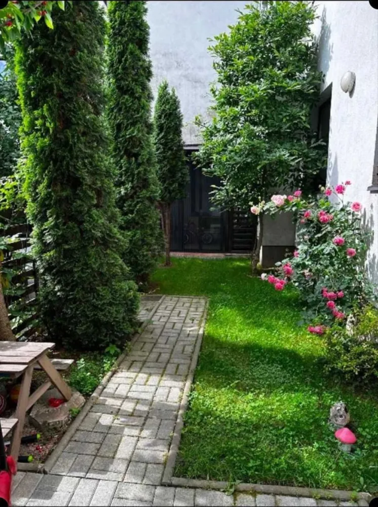 Apartament 3 camere padurea Baneasa, parter, gradina cu loc de parcare - Vand apartament de 3 camere situat in proximitatea padurii Baneasa (Greenfield)in Sectorul 1, la parter cu gradina proprie si loc de parcare. Apartamentul este mobilat, are 2 bai, iar gradina proprietate personala este amenajata si inconjurata de multa verdeata avand un spatiu verde public in proximitate, iar locul de parcare este lipit de gradina (practic se iese din masina si se intra in gradina). Se vinde impreauna cu o boxa de depozitare si o camera de vara. Locatia este ideala pentru o dezvoltarea armonioasa a copiilor.

Facilitati zona:

-Paza si acces auto securizat prin LPR in cartier.

-Magazin MegaImage, cafenea si restaurant la un minut de mers pe jos.

-intrare in padure cu poteca la 3 minute de mers pe jos.

-Parc cu locuri de joaca la 5 minute de mers pe jos.

-Mall Greenfield Plaza la 10 minute de mers pe jos.

-Wellness Club (piscina exterioara si interioara, spa, sala de forta, sauna, etc) la 10 minute de mers pe jos.

-STB 203 la 10 minute de mers pe jos.

-Scoala si gradinita Avenor la 5 minute de mers pe jos

-Scoala si gradinita de stat in constructie la 10 minute de mers pe jos.