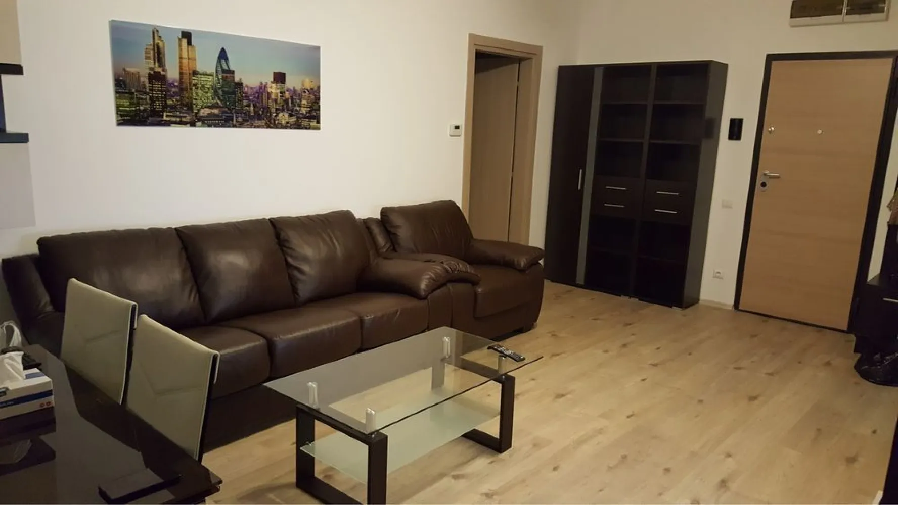 Apartament 3 camere padurea Baneasa, parter, gradina cu loc de parcare - Vand apartament de 3 camere situat in proximitatea padurii Baneasa (Greenfield)in Sectorul 1, la parter cu gradina proprie si loc de parcare. Apartamentul este mobilat, are 2 bai, iar gradina proprietate personala este amenajata si inconjurata de multa verdeata avand un spatiu verde public in proximitate, iar locul de parcare este lipit de gradina (practic se iese din masina si se intra in gradina). Se vinde impreauna cu o boxa de depozitare si o camera de vara. Locatia este ideala pentru o dezvoltarea armonioasa a copiilor.

Facilitati zona:

-Paza si acces auto securizat prin LPR in cartier.

-Magazin MegaImage, cafenea si restaurant la un minut de mers pe jos.

-intrare in padure cu poteca la 3 minute de mers pe jos.

-Parc cu locuri de joaca la 5 minute de mers pe jos.

-Mall Greenfield Plaza la 10 minute de mers pe jos.

-Wellness Club (piscina exterioara si interioara, spa, sala de forta, sauna, etc) la 10 minute de mers pe jos.

-STB 203 la 10 minute de mers pe jos.

-Scoala si gradinita Avenor la 5 minute de mers pe jos

-Scoala si gradinita de stat in constructie la 10 minute de mers pe jos.