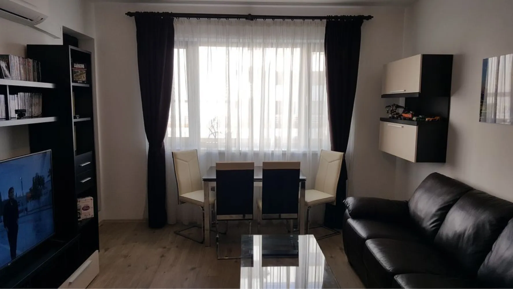 Apartament 3 camere padurea Baneasa, parter, gradina cu loc de parcare - Vand apartament de 3 camere situat in proximitatea padurii Baneasa (Greenfield)in Sectorul 1, la parter cu gradina proprie si loc de parcare. Apartamentul este mobilat, are 2 bai, iar gradina proprietate personala este amenajata si inconjurata de multa verdeata avand un spatiu verde public in proximitate, iar locul de parcare este lipit de gradina (practic se iese din masina si se intra in gradina). Se vinde impreauna cu o boxa de depozitare si o camera de vara. Locatia este ideala pentru o dezvoltarea armonioasa a copiilor.

Facilitati zona:

-Paza si acces auto securizat prin LPR in cartier.

-Magazin MegaImage, cafenea si restaurant la un minut de mers pe jos.

-intrare in padure cu poteca la 3 minute de mers pe jos.

-Parc cu locuri de joaca la 5 minute de mers pe jos.

-Mall Greenfield Plaza la 10 minute de mers pe jos.

-Wellness Club (piscina exterioara si interioara, spa, sala de forta, sauna, etc) la 10 minute de mers pe jos.

-STB 203 la 10 minute de mers pe jos.

-Scoala si gradinita Avenor la 5 minute de mers pe jos

-Scoala si gradinita de stat in constructie la 10 minute de mers pe jos.