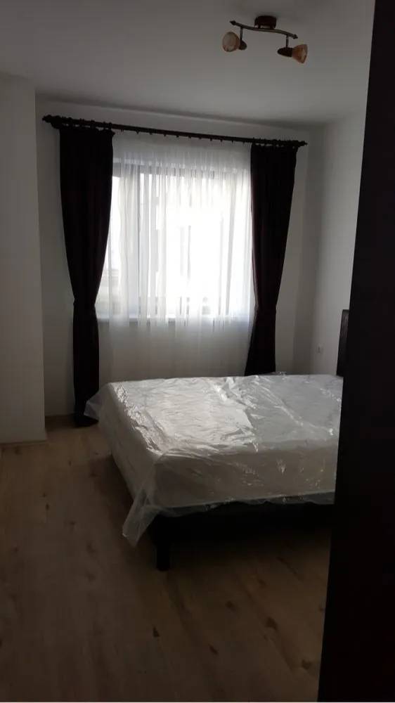 Apartament 3 camere padurea Baneasa, parter, gradina cu loc de parcare - Vand apartament de 3 camere situat in proximitatea padurii Baneasa (Greenfield)in Sectorul 1, la parter cu gradina proprie si loc de parcare. Apartamentul este mobilat, are 2 bai, iar gradina proprietate personala este amenajata si inconjurata de multa verdeata avand un spatiu verde public in proximitate, iar locul de parcare este lipit de gradina (practic se iese din masina si se intra in gradina). Se vinde impreauna cu o boxa de depozitare si o camera de vara. Locatia este ideala pentru o dezvoltarea armonioasa a copiilor.

Facilitati zona:

-Paza si acces auto securizat prin LPR in cartier.

-Magazin MegaImage, cafenea si restaurant la un minut de mers pe jos.

-intrare in padure cu poteca la 3 minute de mers pe jos.

-Parc cu locuri de joaca la 5 minute de mers pe jos.

-Mall Greenfield Plaza la 10 minute de mers pe jos.

-Wellness Club (piscina exterioara si interioara, spa, sala de forta, sauna, etc) la 10 minute de mers pe jos.

-STB 203 la 10 minute de mers pe jos.

-Scoala si gradinita Avenor la 5 minute de mers pe jos

-Scoala si gradinita de stat in constructie la 10 minute de mers pe jos.