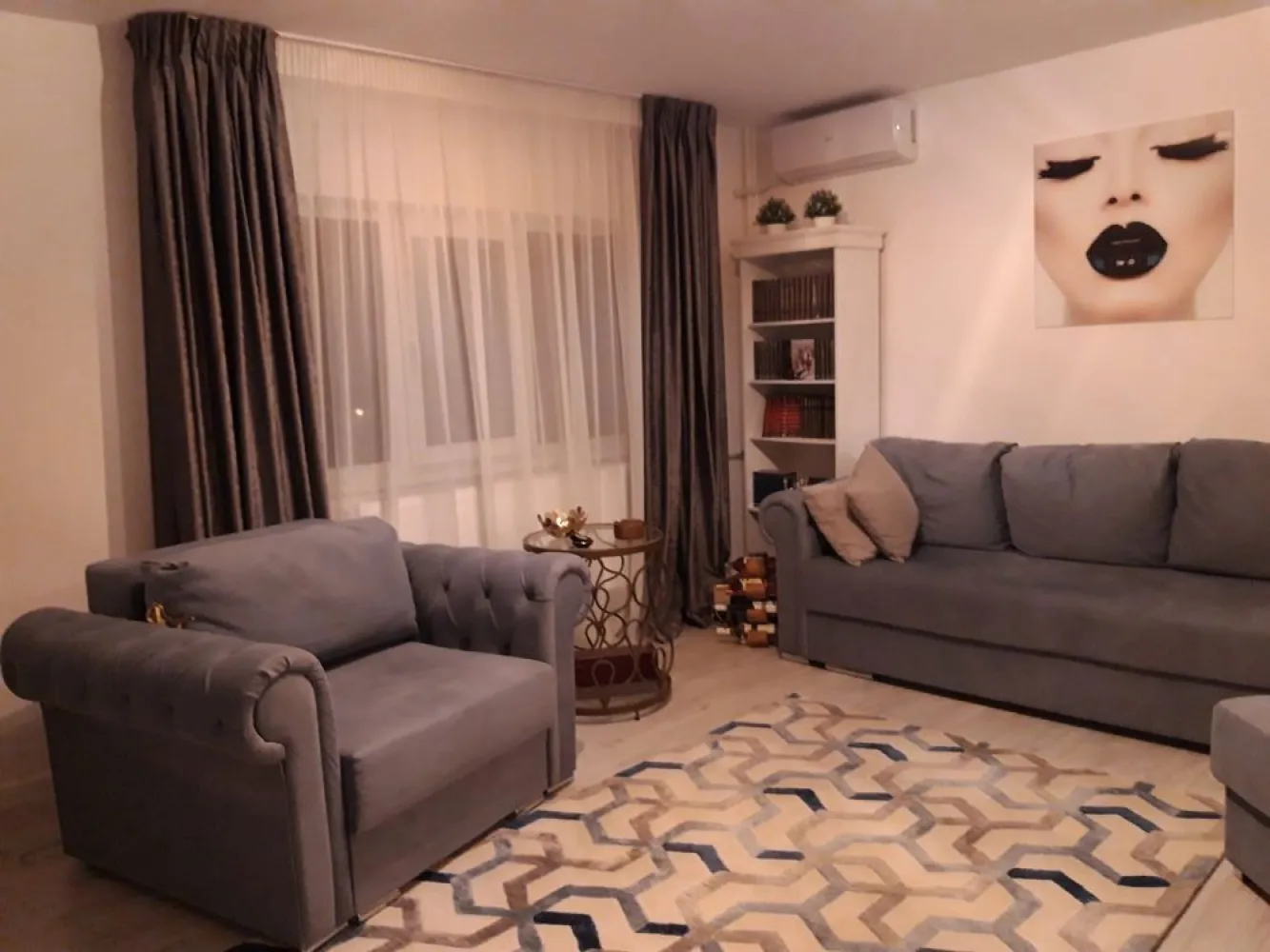 Vand apartament zona Razoare (mobilat, utilat premium) - Proprietar 

Apartamentul are 3 camere si o suprafata totala utila de 78 mp.

Este decomandat:
- 2 dormitoare foarte spatioase - luminozitate naturala si vedere excelenta;
- 2 bai; Baia mare are geam extern (circulare excelenta a aerului).
- 1 living foarte generos, gandit ca spatiu de relaxare si primit oaspeti.
- 1 balcon (usa glisanta la balcon).

Renovat si mobilat premium (schimbat tot inclusiv instalatie electrica si sanitara) - ianuarie 2023.
Totul este absolut nou in apartament. Mobilierul este de inalta calitate (Mobexpert, Tandem si comanda personalizata).

Prezinta aer conditionat in fiecare camera (3 AC-uri TESLA, cu capacitate mare).

Parchet de inalta calitate, fluid in tot apartamantul (de la intrare, bucatarie si camere, fara intreruperi sau amestecuri).

Se vinde exact cum este prezentat in imagini (mobilat, utilat).

An constructie bloc - 1990.
Bloc anvelopat, randament termic excelent.
Etaj 2 din 8.
Situat langa Lidl Ion Nutu (Razoare), intr-o zona foarte linistita.
Pentru parcare se face cerere la ADP sector 5, dar exista locuri de parcare in zona.

Pret 189000 euro.

Se afla in vecinatatea noilor complexe rezidentiale - One Cotroceni si Ela Cotroceni.

Pot fi contactat pe whatsapp la nr. afisat la contacte vanzator (in partea dreapta a paginii) si aici, prin mesaje.