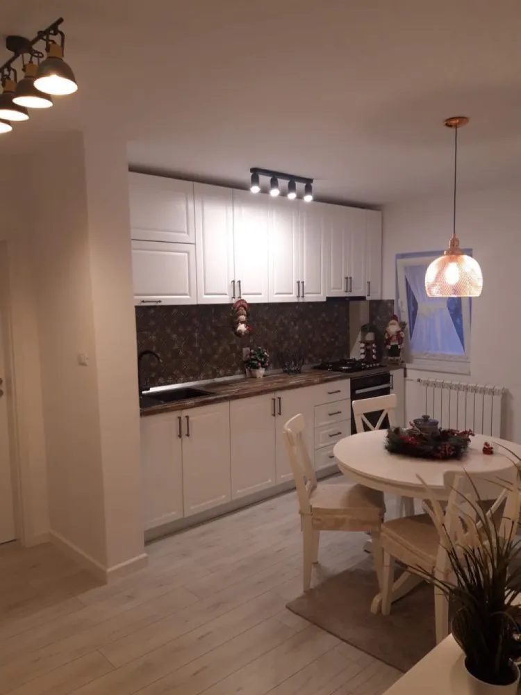 Vand apartament zona Razoare (mobilat, utilat premium) - Proprietar 

Apartamentul are 3 camere si o suprafata totala utila de 78 mp.

Este decomandat:
- 2 dormitoare foarte spatioase - luminozitate naturala si vedere excelenta;
- 2 bai; Baia mare are geam extern (circulare excelenta a aerului).
- 1 living foarte generos, gandit ca spatiu de relaxare si primit oaspeti.
- 1 balcon (usa glisanta la balcon).

Renovat si mobilat premium (schimbat tot inclusiv instalatie electrica si sanitara) - ianuarie 2023.
Totul este absolut nou in apartament. Mobilierul este de inalta calitate (Mobexpert, Tandem si comanda personalizata).

Prezinta aer conditionat in fiecare camera (3 AC-uri TESLA, cu capacitate mare).

Parchet de inalta calitate, fluid in tot apartamantul (de la intrare, bucatarie si camere, fara intreruperi sau amestecuri).

Se vinde exact cum este prezentat in imagini (mobilat, utilat).

An constructie bloc - 1990.
Bloc anvelopat, randament termic excelent.
Etaj 2 din 8.
Situat langa Lidl Ion Nutu (Razoare), intr-o zona foarte linistita.
Pentru parcare se face cerere la ADP sector 5, dar exista locuri de parcare in zona.

Pret 189000 euro.

Se afla in vecinatatea noilor complexe rezidentiale - One Cotroceni si Ela Cotroceni.

Pot fi contactat pe whatsapp la nr. afisat la contacte vanzator (in partea dreapta a paginii) si aici, prin mesaje.