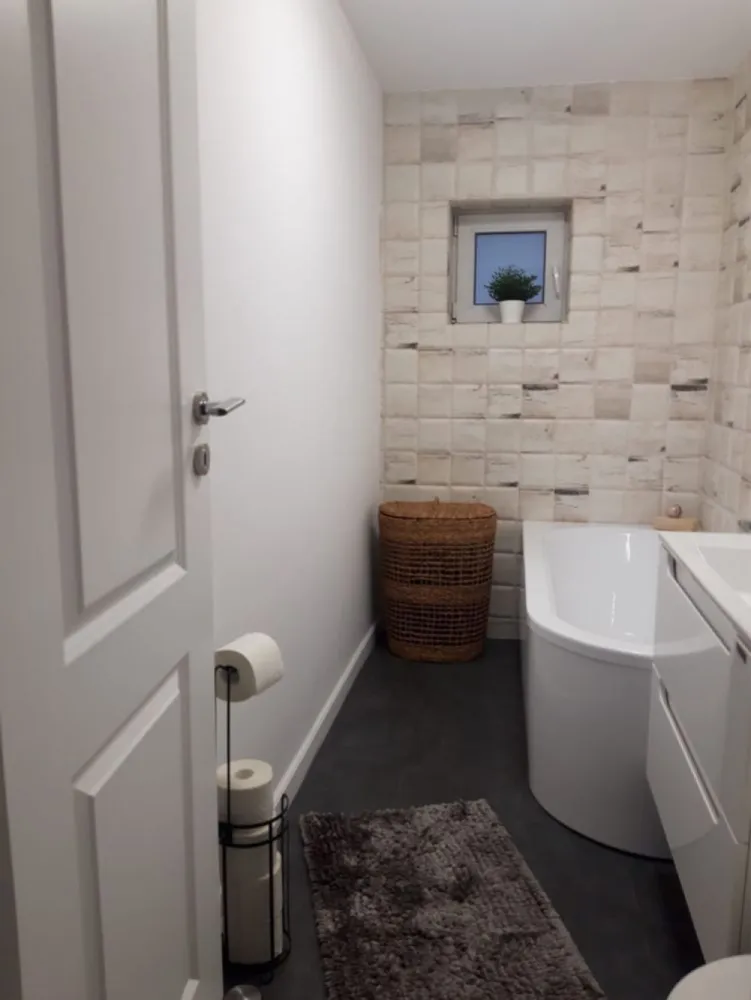 Vand apartament zona Razoare (mobilat, utilat premium) - Proprietar 

Apartamentul are 3 camere si o suprafata totala utila de 78 mp.

Este decomandat:
- 2 dormitoare foarte spatioase - luminozitate naturala si vedere excelenta;
- 2 bai; Baia mare are geam extern (circulare excelenta a aerului).
- 1 living foarte generos, gandit ca spatiu de relaxare si primit oaspeti.
- 1 balcon (usa glisanta la balcon).

Renovat si mobilat premium (schimbat tot inclusiv instalatie electrica si sanitara) - ianuarie 2023.
Totul este absolut nou in apartament. Mobilierul este de inalta calitate (Mobexpert, Tandem si comanda personalizata).

Prezinta aer conditionat in fiecare camera (3 AC-uri TESLA, cu capacitate mare).

Parchet de inalta calitate, fluid in tot apartamantul (de la intrare, bucatarie si camere, fara intreruperi sau amestecuri).

Se vinde exact cum este prezentat in imagini (mobilat, utilat).

An constructie bloc - 1990.
Bloc anvelopat, randament termic excelent.
Etaj 2 din 8.
Situat langa Lidl Ion Nutu (Razoare), intr-o zona foarte linistita.
Pentru parcare se face cerere la ADP sector 5, dar exista locuri de parcare in zona.

Pret 189000 euro.

Se afla in vecinatatea noilor complexe rezidentiale - One Cotroceni si Ela Cotroceni.

Pot fi contactat pe whatsapp la nr. afisat la contacte vanzator (in partea dreapta a paginii) si aici, prin mesaje.