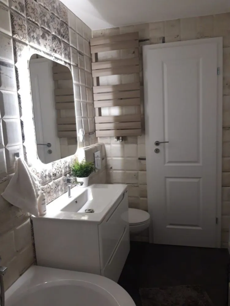 Vand apartament zona Razoare (mobilat, utilat premium) - Proprietar 

Apartamentul are 3 camere si o suprafata totala utila de 78 mp.

Este decomandat:
- 2 dormitoare foarte spatioase - luminozitate naturala si vedere excelenta;
- 2 bai; Baia mare are geam extern (circulare excelenta a aerului).
- 1 living foarte generos, gandit ca spatiu de relaxare si primit oaspeti.
- 1 balcon (usa glisanta la balcon).

Renovat si mobilat premium (schimbat tot inclusiv instalatie electrica si sanitara) - ianuarie 2023.
Totul este absolut nou in apartament. Mobilierul este de inalta calitate (Mobexpert, Tandem si comanda personalizata).

Prezinta aer conditionat in fiecare camera (3 AC-uri TESLA, cu capacitate mare).

Parchet de inalta calitate, fluid in tot apartamantul (de la intrare, bucatarie si camere, fara intreruperi sau amestecuri).

Se vinde exact cum este prezentat in imagini (mobilat, utilat).

An constructie bloc - 1990.
Bloc anvelopat, randament termic excelent.
Etaj 2 din 8.
Situat langa Lidl Ion Nutu (Razoare), intr-o zona foarte linistita.
Pentru parcare se face cerere la ADP sector 5, dar exista locuri de parcare in zona.

Pret 189000 euro.

Se afla in vecinatatea noilor complexe rezidentiale - One Cotroceni si Ela Cotroceni.

Pot fi contactat pe whatsapp la nr. afisat la contacte vanzator (in partea dreapta a paginii) si aici, prin mesaje.