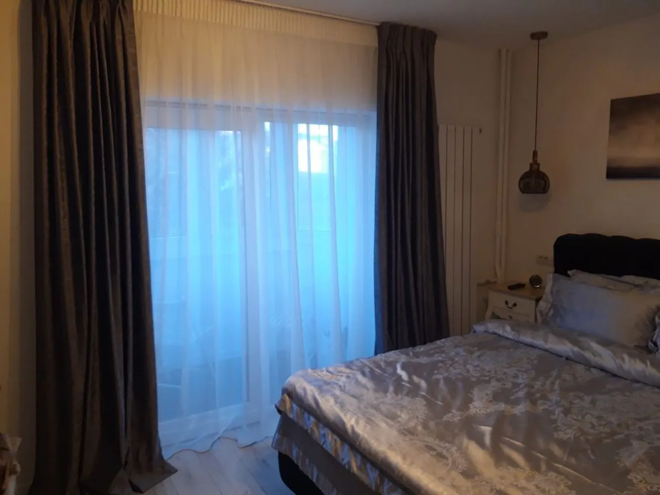 Vand apartament zona Razoare (mobilat, utilat premium) - Proprietar 

Apartamentul are 3 camere si o suprafata totala utila de 78 mp.

Este decomandat:
- 2 dormitoare foarte spatioase - luminozitate naturala si vedere excelenta;
- 2 bai; Baia mare are geam extern (circulare excelenta a aerului).
- 1 living foarte generos, gandit ca spatiu de relaxare si primit oaspeti.
- 1 balcon (usa glisanta la balcon).

Renovat si mobilat premium (schimbat tot inclusiv instalatie electrica si sanitara) - ianuarie 2023.
Totul este absolut nou in apartament. Mobilierul este de inalta calitate (Mobexpert, Tandem si comanda personalizata).

Prezinta aer conditionat in fiecare camera (3 AC-uri TESLA, cu capacitate mare).

Parchet de inalta calitate, fluid in tot apartamantul (de la intrare, bucatarie si camere, fara intreruperi sau amestecuri).

Se vinde exact cum este prezentat in imagini (mobilat, utilat).

An constructie bloc - 1990.
Bloc anvelopat, randament termic excelent.
Etaj 2 din 8.
Situat langa Lidl Ion Nutu (Razoare), intr-o zona foarte linistita.
Pentru parcare se face cerere la ADP sector 5, dar exista locuri de parcare in zona.

Pret 189000 euro.

Se afla in vecinatatea noilor complexe rezidentiale - One Cotroceni si Ela Cotroceni.

Pot fi contactat pe whatsapp la nr. afisat la contacte vanzator (in partea dreapta a paginii) si aici, prin mesaje.