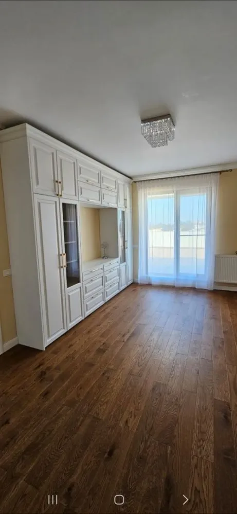 Apartament 3 camera - Vând apartament cu 3 camere, 2 bai, bucatarie, terasa, parcare subterana și o boxa. Pentru mai multe detalii ma puteți contacta la tel. Adresa locației este Șoseaua Andronache nr 52 - 54.