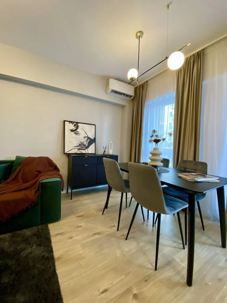 Vand apartament 3 camere | PROPRIETAR | Belvedere Residences - PROPRIETAR. Nu colaboram cu agenți/agenții imobiliare. Va rog nu insistați. Mulțumesc. 

Vand apartament cu 3 camere in Complexul Rezidential Belvedere Residences, zona Floreasca / Barbu Văcărescu, langa metrou Pipera....

Apartamentul este situat in Bl. 7, etajul 6 cu orientare Vest....

Facilitati:
- complex rezidential inchis
- mai multe locuri de joaca pentru copii
- apartament de vinde mobilat si utilat complet, exact cu se vede in poze, dotat cu toate electrocasnicele, plita inducţie, cuptor, hota, combina frigorifica NoFrost, masina de spalat rufe , mașina de spălat vase , tv , saltea spuma memorie 160x200. 
- centrala proprie, încălzire în pardoseală
- aer conditionat (dormitor mare și living).

Loc de parcare opțional 20 000€

Direct proprietar! numărul de telefon îl găsiți pe pozele din anunt.

Nu se aplică TVA fiind achiziționat pe persoană fizică. 

Nu colaboram cu agenți/agenții imobiliare. Va rog nu insistați. Mulțumesc. 
.....