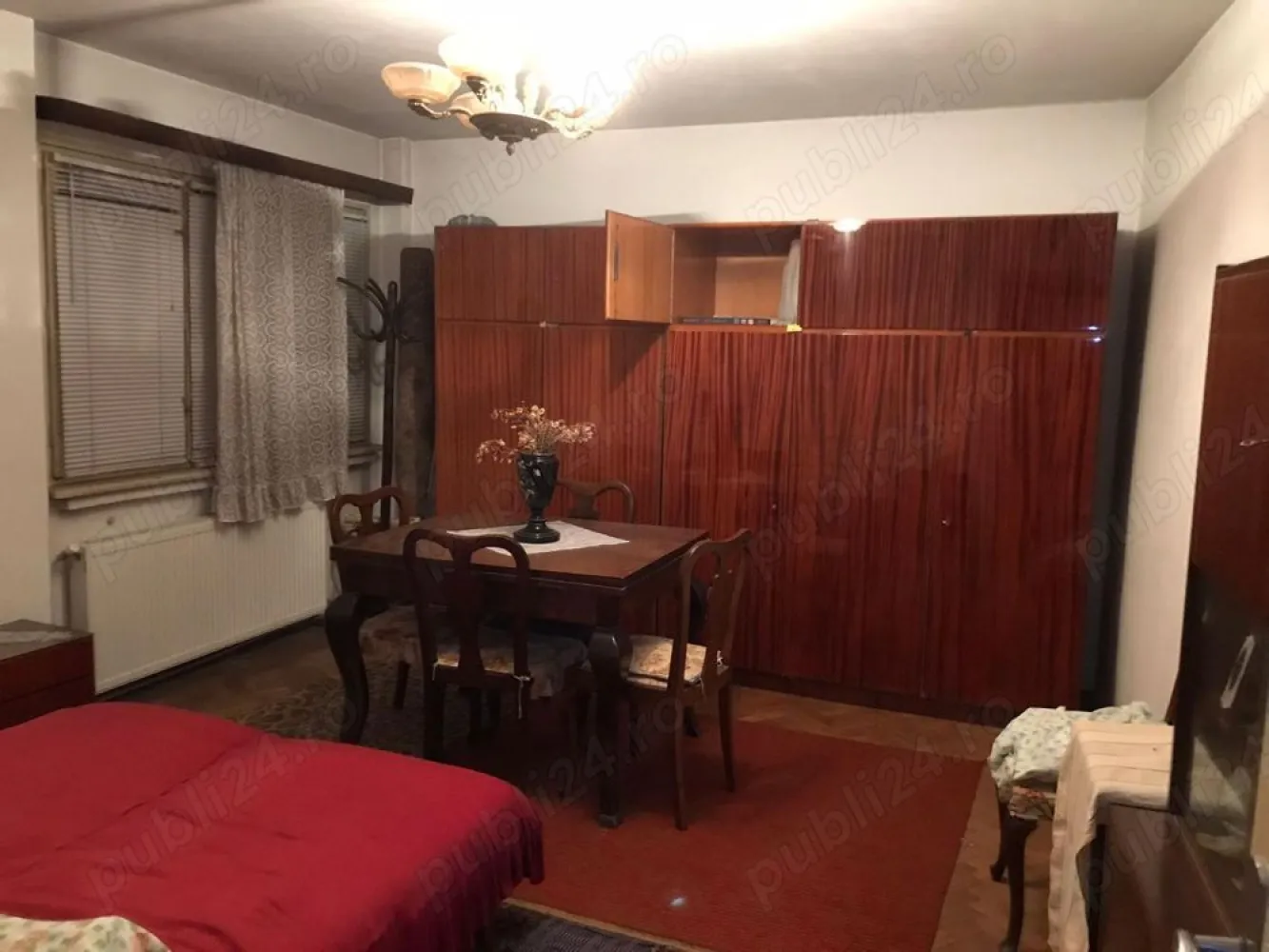 Proprietar, vand apart. 3 cam. ultracentral - Apartament 3 cam, ultracentral, zona Piata Sf. Voievozi, Moxa, la 3 min de Calea Victoriei, 5 min de Piata Buzesti, 7 min de Piata Victoriei, et. 2, 138 mp total , 2 wc, 2 balcoane, garaj propriu subteran!!! Necesita renovare! Pret negociabil.