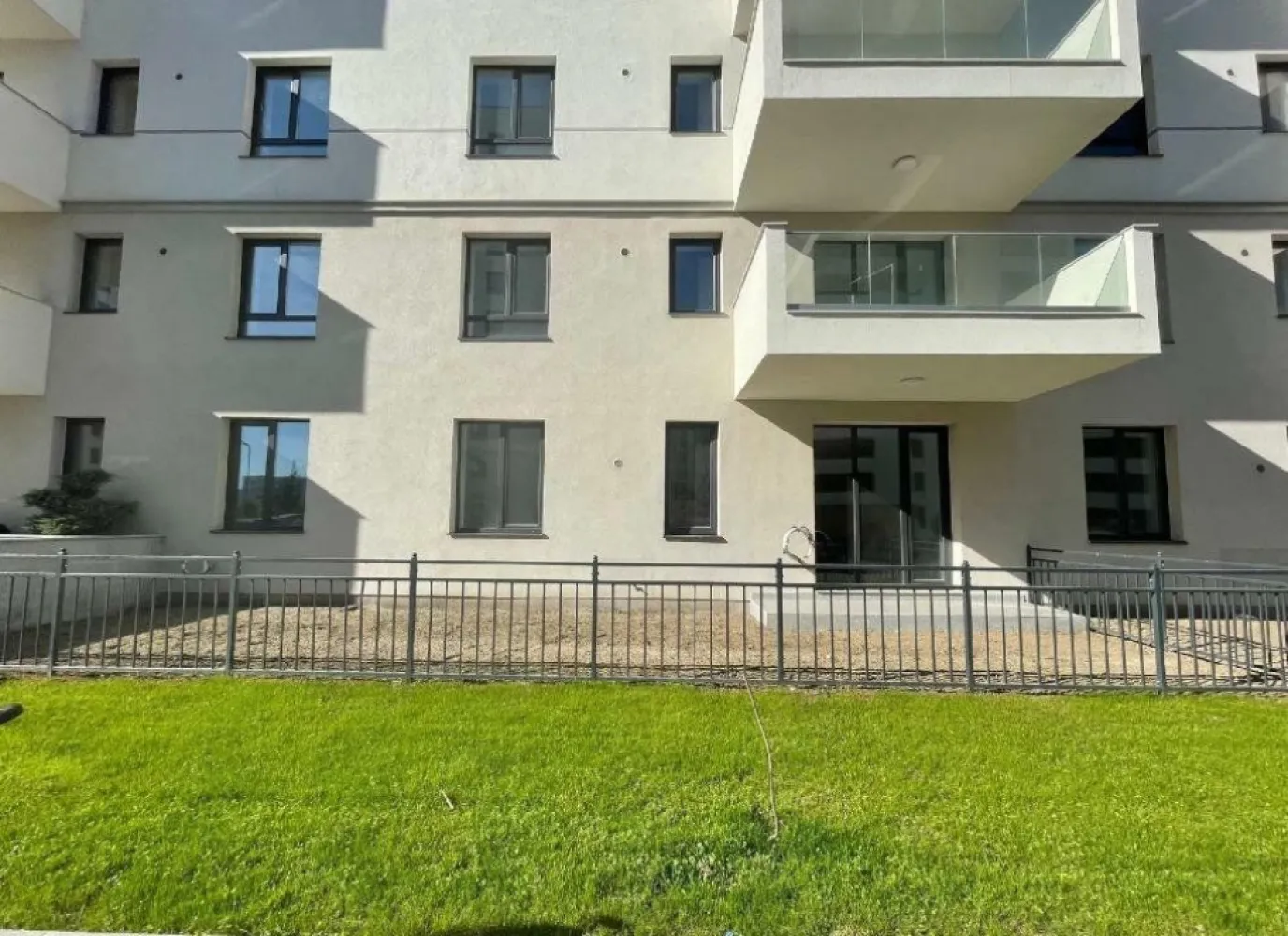 Apartament nou, 3 camere, complex rezidential Greenfield, sector 1 - Vand apartament 3 camere in complexul rezidential Greenfield. Este compus din living, 2 camere, 1 baie, 1 wc serviciu, 2 holuri.
Apartamentul este situat la parter, dispune de gradina proprie. Loc de parcare suprateran inclus.
Anul constructiei: 2024
Inaltimea interioara de 3.2m.
Pozitionat la Est.
Apartamentul este nou.
La cerere, pot oferi si design-ul pentru apartament, fara taxa suplimentara.
Cartierul dispune de spatii comerciale, restaurante, piscina olimpica de inot, sauna, spa, sala de fitness cat si locuri de joaca pentru copii.
Apartamentul se vinde direct de la proprietar, 223000 Euro