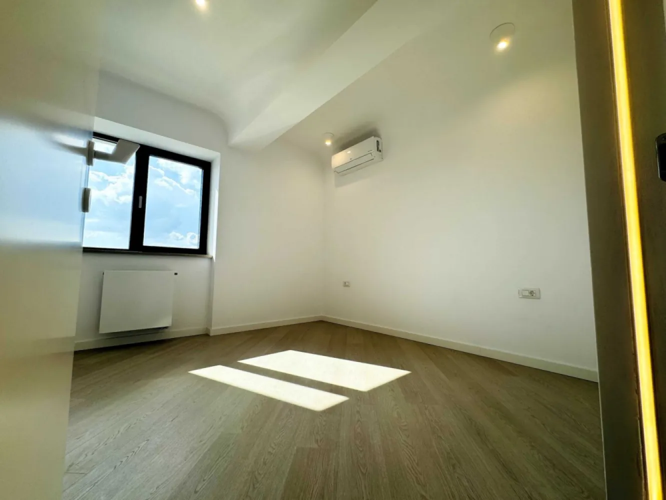 Proprietar (comision 0%) | 3 camere | Cortina North | TVA inclus - Proprietar (comision 0%), vand apartament 3 camere, situat vis-a-vis de Porche Nord Pipera in complexul rezidential premium Cortina North. 

Apartamentul este pe Faza 2, si este finalizat!

Pretul afisat este cu TVA inclus.

Apartamentul beneficiaza de una dintre cele mai bune pozitii, fiind situat in Corp C2, cu vedere spre exterior, la strada Campul Pipera (perpendiculara Bulevardului Pipera), neavand nicio cladire construita in fata, asadar este ferit de zgomotul traficului de pe bulevard.

Apartamentul se afla la etajul 2 din 10 etaje, este decomandat, si are o suprafata totala de 96.45 mp construiti si de 76.7 mp utili.

Beneficiaza de 2 grupuri sanitare (unul cu cada, iar celalalt cu cabina de dus), si un balcon foarte spatios (9.8 mp).

Suprafata UTILA de 76.7 mp a apartamentului este distribuita astfel:

- Living + Bucatarie: 23,5 mp
- Dormitor 1: 12,4 mp
- Dormitor 2: 16,8 mp
- Baie 1: 4,5 mp
- Baie 2: 3,3 mp
- Hol: 6,4 mp
- Balcon: 9,8 mp

Locul de parcare se achizitioneaza separat, si este situat la subteran (nivel -1), la pretul de 15.000 Euro + TVA.

Ansamblul Cortina North se afla in vecinatatea a doua mari supermarketuri: Lidl si Kaufland. De asemenea imobilul se situeaza in apropiere de statii STB, de statiile de metrou Aurel Vlaicu (Aviatiei) si Pipera (Dimitrie Pompei), in proximitatea viitorului Spital Metropolitan, precum si in apropiere de scoli, gradinite, si alte centre comerciale.

In plus, ansamblul Cortina North beneficiaza de amplasarea unui sens giratoriu conexat accesului in ansamblu ce asigura circulatia facila din ambele directii de circulatie ale Bulevardului Pipera.

Complexul rezidential Cortina North ofera un stil de viata premium, activ, sanatos si securizat, cu o paleta larga de facilitati unice in zona:

- centru Fitness si Wellness cu bazin de inot
- peste 1,5 km pista de alergare
- peste 10.000 mp de spatii verzi amenajate conform unui plan peisagistic integrat arhitecturii
- galerii comerciale dedicate
- parcari private subterane si supraterane
- acces controlat
- fatada ventilata, etc.

FINISAJE PREMIUM:
- fatada ventilata SwissPearl
- tamplarie Schuco cu geam tripan termoizolant,
- ceramica Porcelanosa
- obiecte sanitare Daniel Rubinetterie
- parchet calitate superioara
- usi de intrare securizate Pinum
- usi interioare Filomuro
- sisteme de iluminat led incastrate si la vedere, scafe, contur luminos ambiental.
- tavan barisol

DOTARI:
- centrala termica Ariston in condensatie, cu gaz;
- aer conditionat in fiecare camera, tip multisplit – LG;
- videointerfon;
- utilitati "ready to use” (racorduri individuale la gaze, curent electric, apa curenta, internet);
- aparatura electrica si cablaje pregatite pentru conexiunea TV si internet.

.
