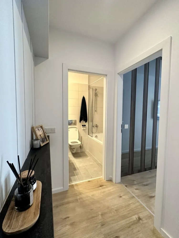 Vand apartament 3 camere | PROPRIETAR | Belvedere Residences - PROPRIETAR. Nu colaboram cu agenți/agenții imobiliare. Va rog nu insistați. Mulțumesc. 

Vand apartament cu 3 camere in Complexul Rezidential Belvedere Residences, zona Floreasca / Barbu Văcărescu, langa metrou Pipera....

Apartamentul este situat in Bl. 7, etajul 6 cu orientare Vest....

Facilitati:
- complex rezidential inchis
- mai multe locuri de joaca pentru copii
- apartament de vinde mobilat si utilat complet, exact cu se vede in poze, dotat cu toate electrocasnicele, plita inducţie, cuptor, hota, combina frigorifica NoFrost, masina de spalat rufe , mașina de spălat vase , tv , saltea spuma memorie 160x200. 
- centrala proprie, încălzire în pardoseală
- aer conditionat (dormitor mare și living).

Loc de parcare opțional 20 000€

Direct proprietar! numărul de telefon îl găsiți pe pozele din anunt.

Nu se aplică TVA fiind achiziționat pe persoană fizică. 

Nu colaboram cu agenți/agenții imobiliare. Va rog nu insistați. Mulțumesc. 
.....