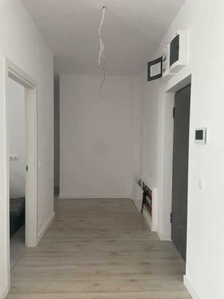 Apartament nou, 3 camere, complex rezidential Greenfield, sector 1 - Vand apartament 3 camere in complexul rezidential Greenfield. Este compus din living, 2 camere, 1 baie, 1 wc serviciu, 2 holuri.
Apartamentul este situat la parter, dispune de gradina proprie. Loc de parcare suprateran inclus.
Anul constructiei: 2024
Inaltimea interioara de 3.2m.
Pozitionat la Est.
Apartamentul este nou.
La cerere, pot oferi si design-ul pentru apartament, fara taxa suplimentara.
Cartierul dispune de spatii comerciale, restaurante, piscina olimpica de inot, sauna, spa, sala de fitness cat si locuri de joaca pentru copii.
Apartamentul se vinde direct de la proprietar, 223000 Euro