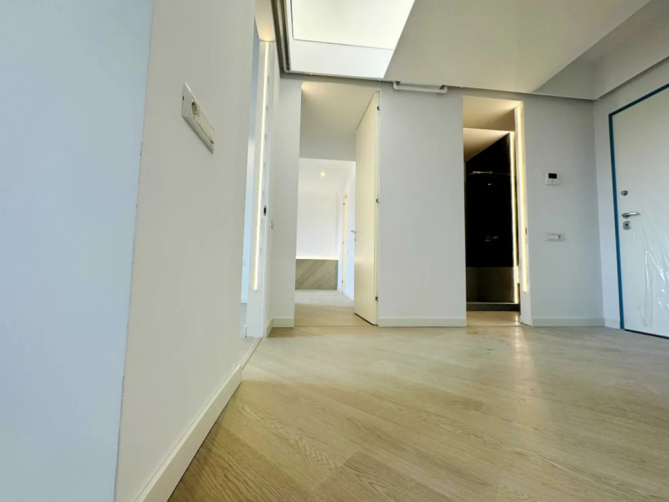 Proprietar (comision 0%) | 3 camere | Cortina North | TVA inclus - Proprietar (comision 0%), vand apartament 3 camere, situat vis-a-vis de Porche Nord Pipera in complexul rezidential premium Cortina North. 

Apartamentul este pe Faza 2, si este finalizat!

Pretul afisat este cu TVA inclus.

Apartamentul beneficiaza de una dintre cele mai bune pozitii, fiind situat in Corp C2, cu vedere spre exterior, la strada Campul Pipera (perpendiculara Bulevardului Pipera), neavand nicio cladire construita in fata, asadar este ferit de zgomotul traficului de pe bulevard.

Apartamentul se afla la etajul 2 din 10 etaje, este decomandat, si are o suprafata totala de 96.45 mp construiti si de 76.7 mp utili.

Beneficiaza de 2 grupuri sanitare (unul cu cada, iar celalalt cu cabina de dus), si un balcon foarte spatios (9.8 mp).

Suprafata UTILA de 76.7 mp a apartamentului este distribuita astfel:

- Living + Bucatarie: 23,5 mp
- Dormitor 1: 12,4 mp
- Dormitor 2: 16,8 mp
- Baie 1: 4,5 mp
- Baie 2: 3,3 mp
- Hol: 6,4 mp
- Balcon: 9,8 mp

Locul de parcare se achizitioneaza separat, si este situat la subteran (nivel -1), la pretul de 15.000 Euro + TVA.

Ansamblul Cortina North se afla in vecinatatea a doua mari supermarketuri: Lidl si Kaufland. De asemenea imobilul se situeaza in apropiere de statii STB, de statiile de metrou Aurel Vlaicu (Aviatiei) si Pipera (Dimitrie Pompei), in proximitatea viitorului Spital Metropolitan, precum si in apropiere de scoli, gradinite, si alte centre comerciale.

In plus, ansamblul Cortina North beneficiaza de amplasarea unui sens giratoriu conexat accesului in ansamblu ce asigura circulatia facila din ambele directii de circulatie ale Bulevardului Pipera.

Complexul rezidential Cortina North ofera un stil de viata premium, activ, sanatos si securizat, cu o paleta larga de facilitati unice in zona:

- centru Fitness si Wellness cu bazin de inot
- peste 1,5 km pista de alergare
- peste 10.000 mp de spatii verzi amenajate conform unui plan peisagistic integrat arhitecturii
- galerii comerciale dedicate
- parcari private subterane si supraterane
- acces controlat
- fatada ventilata, etc.

FINISAJE PREMIUM:
- fatada ventilata SwissPearl
- tamplarie Schuco cu geam tripan termoizolant,
- ceramica Porcelanosa
- obiecte sanitare Daniel Rubinetterie
- parchet calitate superioara
- usi de intrare securizate Pinum
- usi interioare Filomuro
- sisteme de iluminat led incastrate si la vedere, scafe, contur luminos ambiental.
- tavan barisol

DOTARI:
- centrala termica Ariston in condensatie, cu gaz;
- aer conditionat in fiecare camera, tip multisplit – LG;
- videointerfon;
- utilitati "ready to use” (racorduri individuale la gaze, curent electric, apa curenta, internet);
- aparatura electrica si cablaje pregatite pentru conexiunea TV si internet.

.