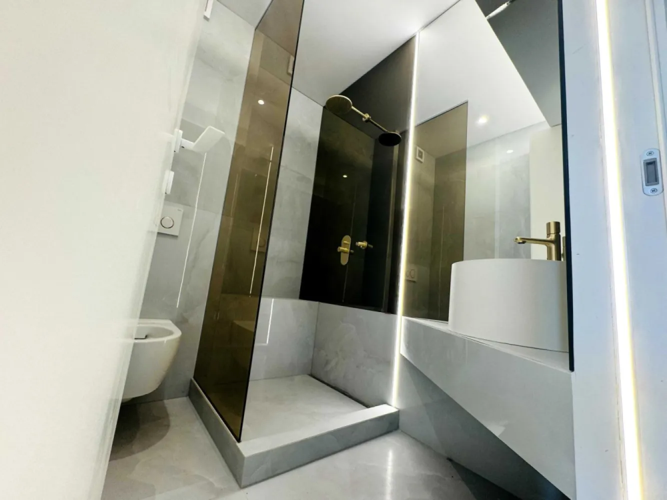 Proprietar (comision 0%) | 3 camere | Cortina North | TVA inclus - Proprietar (comision 0%), vand apartament 3 camere, situat vis-a-vis de Porche Nord Pipera in complexul rezidential premium Cortina North. 

Apartamentul este pe Faza 2, si este finalizat!

Pretul afisat este cu TVA inclus.

Apartamentul beneficiaza de una dintre cele mai bune pozitii, fiind situat in Corp C2, cu vedere spre exterior, la strada Campul Pipera (perpendiculara Bulevardului Pipera), neavand nicio cladire construita in fata, asadar este ferit de zgomotul traficului de pe bulevard.

Apartamentul se afla la etajul 2 din 10 etaje, este decomandat, si are o suprafata totala de 96.45 mp construiti si de 76.7 mp utili.

Beneficiaza de 2 grupuri sanitare (unul cu cada, iar celalalt cu cabina de dus), si un balcon foarte spatios (9.8 mp).

Suprafata UTILA de 76.7 mp a apartamentului este distribuita astfel:

- Living + Bucatarie: 23,5 mp
- Dormitor 1: 12,4 mp
- Dormitor 2: 16,8 mp
- Baie 1: 4,5 mp
- Baie 2: 3,3 mp
- Hol: 6,4 mp
- Balcon: 9,8 mp

Locul de parcare se achizitioneaza separat, si este situat la subteran (nivel -1), la pretul de 15.000 Euro + TVA.

Ansamblul Cortina North se afla in vecinatatea a doua mari supermarketuri: Lidl si Kaufland. De asemenea imobilul se situeaza in apropiere de statii STB, de statiile de metrou Aurel Vlaicu (Aviatiei) si Pipera (Dimitrie Pompei), in proximitatea viitorului Spital Metropolitan, precum si in apropiere de scoli, gradinite, si alte centre comerciale.

In plus, ansamblul Cortina North beneficiaza de amplasarea unui sens giratoriu conexat accesului in ansamblu ce asigura circulatia facila din ambele directii de circulatie ale Bulevardului Pipera.

Complexul rezidential Cortina North ofera un stil de viata premium, activ, sanatos si securizat, cu o paleta larga de facilitati unice in zona:

- centru Fitness si Wellness cu bazin de inot
- peste 1,5 km pista de alergare
- peste 10.000 mp de spatii verzi amenajate conform unui plan peisagistic integrat arhitecturii
- galerii comerciale dedicate
- parcari private subterane si supraterane
- acces controlat
- fatada ventilata, etc.

FINISAJE PREMIUM:
- fatada ventilata SwissPearl
- tamplarie Schuco cu geam tripan termoizolant,
- ceramica Porcelanosa
- obiecte sanitare Daniel Rubinetterie
- parchet calitate superioara
- usi de intrare securizate Pinum
- usi interioare Filomuro
- sisteme de iluminat led incastrate si la vedere, scafe, contur luminos ambiental.
- tavan barisol

DOTARI:
- centrala termica Ariston in condensatie, cu gaz;
- aer conditionat in fiecare camera, tip multisplit – LG;
- videointerfon;
- utilitati "ready to use” (racorduri individuale la gaze, curent electric, apa curenta, internet);
- aparatura electrica si cablaje pregatite pentru conexiunea TV si internet.

.