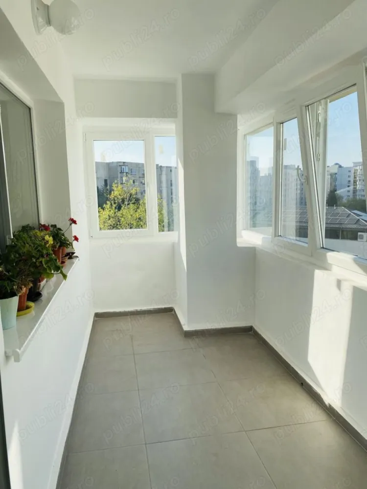 Vanzare - Ap. 3 camere Nerva Traian - Vanzare Apartament de 3 camere, decomandat, 2 grupuri sanitare, in zona Nerva Traian, la o distanta de 2-3 minute de mers pe jos fata de statia de metrou Timpuri Noi. Zona comerciala avand magazinele Lidl,Mega image, farmacii, scoala generala nr. 81, gradinita etc.

Suprafata totala imobil fiind de 90 m2.
Blocul a fost reabilitat anul acesta (2024), etajul 6 8, contor de gaze individual.