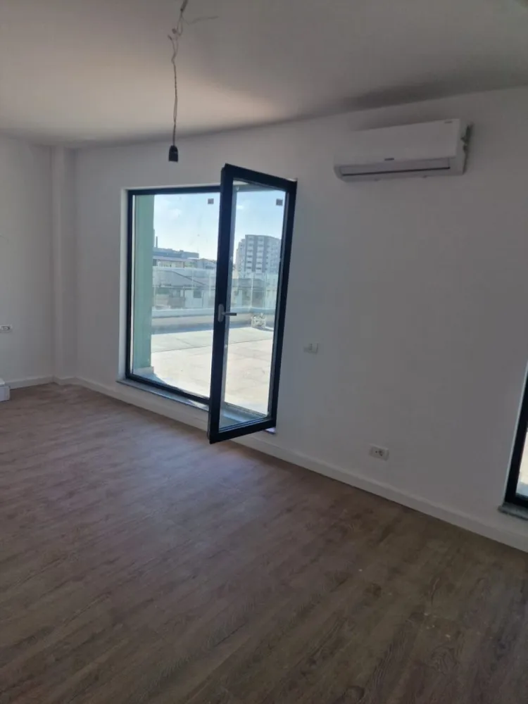 Penthouse la 3 minute de Metrou Mihai Bravu - Gradinarilor Boutique Apartaments, ultimul apartament Penthouse, 3 camere + 2 bai. 
Suprafata utila 86mp
Suprafata terasa 110mp 
Imobilul este format din 2S+P+2+3R iar acest apartament este situat la etajul 3, liftul pleaca din subsol, unde sunt locurile de parcare individuale, spatiile comune si terasele sunt placate cu piatra naturala, liftul este Schindler, constructia este realizata din caramida (30cm), fier si cadre de beton, termosistemul are 10cm iar decorativa este Baumit, ferestrele sunt Reynaers masterline 8, aluminiu cu geam tripan (cel mai bun profil din piata), 2×A/C, incalzirea este realizata prin pardoseala cu un sistem Uponor conectat la centrala proprie Vaillant, termostate in fiecare camera, finisajele de interior, ceramica si parchet sunt din gama de lux de la delta studio, baterii si obiecte sanitare Roca. Toate actele finalizate, pret 265.000€ + tva 19%