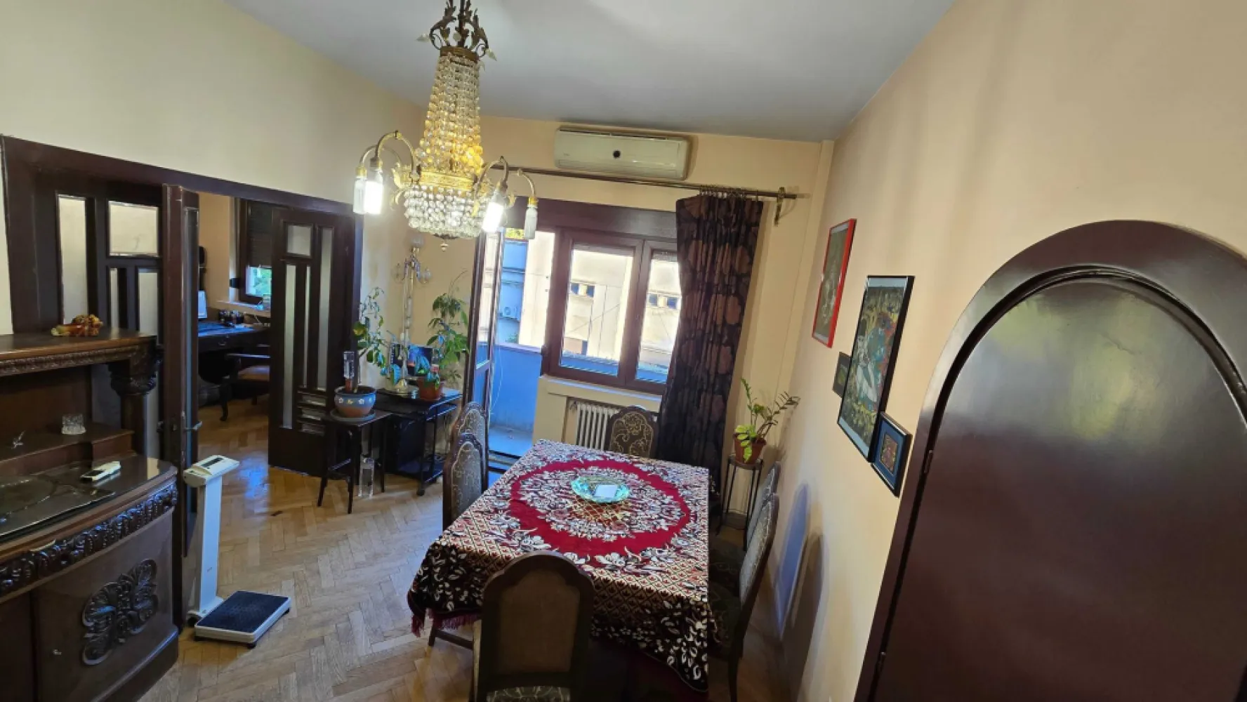 Apartament în bloc interbelic - 3 Camere - 2 balcoane - 203.000 € - Vand apartament cu 3 camere, situat într-un bloc interbelic (1936) la cateva minute de Piata Unirii, Strada Popa Soare, în inima Bucureștiului, ideal pentru familii sau investiție!

Cu o suprafață generoasă de 96 metri pătrați, plus un balcon de 6 mp si o terasa de 7 mp, acest apartament oferă o oază de liniste, confort și rafinament. Situat intr-o zona centrala, in apropiere de Piata Unirii, Centru vechi al Bucurestiului, pe o strada cu multe cladiri istorice, avand un farmec aparte datorita arhitecturii vechi din zona. 
Înălțimea generoasă a camerelor adaugă un plus de confort și spațiu aerisit.
Luminoase și primitoare, camerele sunt spațioase și oferă o varietate de posibilități de amenajare. 
Apartamentul este mobilat și utilat, incalzit cu ajutorul centralei proprii pe gaz, gata pentru a te muta imediat. Acesta este situat la etajul 3, avand deasupra un pod mansardat care ofera o izolatie termica sporita.
Zona beneficiază de infrastructură excelentă: transport în comun (tramvaie, autobuze, metrou), magazine, supermarketuri, cafenele, restaurante și parcuri.
Construită solid, cu structură pe bază de stâlpi de beton și cărămidă, blocul asigură un cadru sigur și confortabil, constructia fiind realizata de arhitectul Zilberman in anul 1936. Imobilul nu este clasificat in niciuna dintre categoriile de risc seismic stabilite prin evaluari tehnice ale specialistilor.
Instalațiile electrice și sanitare sunt complet modernizate, pentru un confort fără griji.
Cu multiplele sale caracteristici și potențialul său versatil, acest apartament poate deveni locatia perfectă atat pentru familii cat si pentru sediul unei companii.
