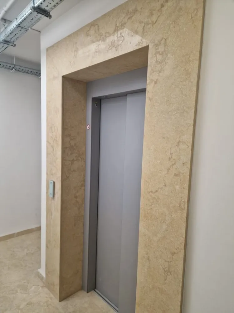 Penthouse la 3 minute de Metrou Mihai Bravu - Gradinarilor Boutique Apartaments, ultimul apartament Penthouse, 3 camere + 2 bai. 
Suprafata utila 86mp
Suprafata terasa 110mp 
Imobilul este format din 2S+P+2+3R iar acest apartament este situat la etajul 3, liftul pleaca din subsol, unde sunt locurile de parcare individuale, spatiile comune si terasele sunt placate cu piatra naturala, liftul este Schindler, constructia este realizata din caramida (30cm), fier si cadre de beton, termosistemul are 10cm iar decorativa este Baumit, ferestrele sunt Reynaers masterline 8, aluminiu cu geam tripan (cel mai bun profil din piata), 2×A/C, incalzirea este realizata prin pardoseala cu un sistem Uponor conectat la centrala proprie Vaillant, termostate in fiecare camera, finisajele de interior, ceramica si parchet sunt din gama de lux de la delta studio, baterii si obiecte sanitare Roca. Toate actele finalizate, pret 265.000€ + tva 19%
