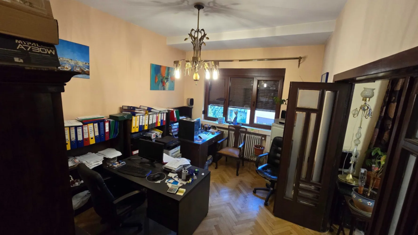 Apartament în bloc interbelic - 3 Camere - 2 balcoane - 203.000 € - Vand apartament cu 3 camere, situat într-un bloc interbelic (1936) la cateva minute de Piata Unirii, Strada Popa Soare, în inima Bucureștiului, ideal pentru familii sau investiție!

Cu o suprafață generoasă de 96 metri pătrați, plus un balcon de 6 mp si o terasa de 7 mp, acest apartament oferă o oază de liniste, confort și rafinament. Situat intr-o zona centrala, in apropiere de Piata Unirii, Centru vechi al Bucurestiului, pe o strada cu multe cladiri istorice, avand un farmec aparte datorita arhitecturii vechi din zona. 
Înălțimea generoasă a camerelor adaugă un plus de confort și spațiu aerisit.
Luminoase și primitoare, camerele sunt spațioase și oferă o varietate de posibilități de amenajare. 
Apartamentul este mobilat și utilat, incalzit cu ajutorul centralei proprii pe gaz, gata pentru a te muta imediat. Acesta este situat la etajul 3, avand deasupra un pod mansardat care ofera o izolatie termica sporita.
Zona beneficiază de infrastructură excelentă: transport în comun (tramvaie, autobuze, metrou), magazine, supermarketuri, cafenele, restaurante și parcuri.
Construită solid, cu structură pe bază de stâlpi de beton și cărămidă, blocul asigură un cadru sigur și confortabil, constructia fiind realizata de arhitectul Zilberman in anul 1936. Imobilul nu este clasificat in niciuna dintre categoriile de risc seismic stabilite prin evaluari tehnice ale specialistilor.
Instalațiile electrice și sanitare sunt complet modernizate, pentru un confort fără griji.
Cu multiplele sale caracteristici și potențialul său versatil, acest apartament poate deveni locatia perfectă atat pentru familii cat si pentru sediul unei companii.