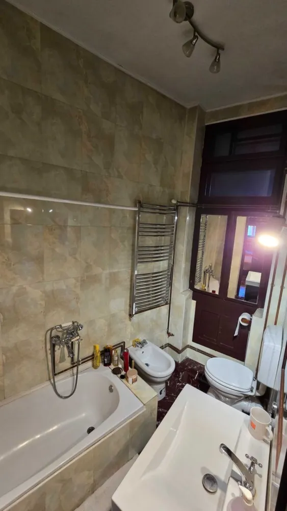 Apartament în bloc interbelic - 3 Camere - 2 balcoane - 203.000 € - Vand apartament cu 3 camere, situat într-un bloc interbelic (1936) la cateva minute de Piata Unirii, Strada Popa Soare, în inima Bucureștiului, ideal pentru familii sau investiție!

Cu o suprafață generoasă de 96 metri pătrați, plus un balcon de 6 mp si o terasa de 7 mp, acest apartament oferă o oază de liniste, confort și rafinament. Situat intr-o zona centrala, in apropiere de Piata Unirii, Centru vechi al Bucurestiului, pe o strada cu multe cladiri istorice, avand un farmec aparte datorita arhitecturii vechi din zona. 
Înălțimea generoasă a camerelor adaugă un plus de confort și spațiu aerisit.
Luminoase și primitoare, camerele sunt spațioase și oferă o varietate de posibilități de amenajare. 
Apartamentul este mobilat și utilat, incalzit cu ajutorul centralei proprii pe gaz, gata pentru a te muta imediat. Acesta este situat la etajul 3, avand deasupra un pod mansardat care ofera o izolatie termica sporita.
Zona beneficiază de infrastructură excelentă: transport în comun (tramvaie, autobuze, metrou), magazine, supermarketuri, cafenele, restaurante și parcuri.
Construită solid, cu structură pe bază de stâlpi de beton și cărămidă, blocul asigură un cadru sigur și confortabil, constructia fiind realizata de arhitectul Zilberman in anul 1936. Imobilul nu este clasificat in niciuna dintre categoriile de risc seismic stabilite prin evaluari tehnice ale specialistilor.
Instalațiile electrice și sanitare sunt complet modernizate, pentru un confort fără griji.
Cu multiplele sale caracteristici și potențialul său versatil, acest apartament poate deveni locatia perfectă atat pentru familii cat si pentru sediul unei companii.