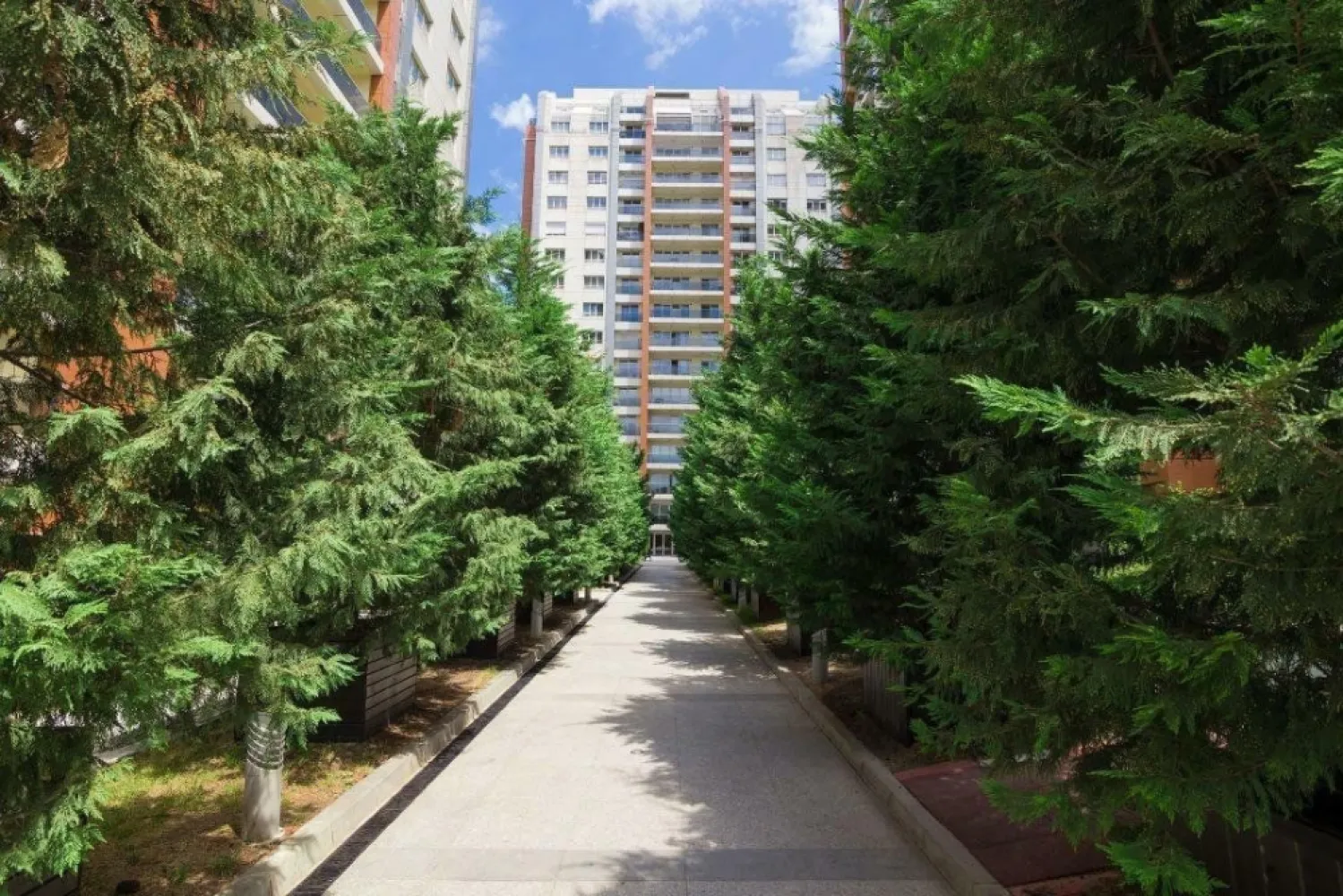 Vanzare 3 camere InCity Dristor-Piata Alba Iulia - Direct proprietar ofer spre vânzare un apartament cu 3 camere în complex InCity, la 5 min. distanţă de mers pe jos de staţia de metrou Dristor. Apartamentul se poate achiziţiona cu sau fără loc de parcare. Locul de parcare se află la -1, în etajul subteran al complexului închis şi acoperit, şi dispune de extras C.F. individual. Apartamentul se află la etajul 3, cu o suprafaţă construită înscrisă în C.F. de 116.40 mp şi utilă de 95 mp. Facilităţiile zonei presupun: proximitatea faţă de centrul Bucureştiului cu acces imediat prin transport în comun, imediata vecinătate cu mall Vitan, zona pietonală amenajată pentru loisir artera Decebal-rond-P-ţa. Alba Iulia, Lidl, Kaufland, Pepco, primăria de sector 3, şcoli, grădiniţe, şi alte facilităţi uşor de remarcat prin vizita locaţiei. 
Complexul este împrejmuit, monitorizat video şi are pază la intrări. Zona împrejmuită cuprinde loc de joacă pentru copii şi un spaţiu verde amenajat cu mobilier urban de tip băncuţe, fântâni de apă, alei pietonale. În cadrul complexului se regăseşte sala de sport marca World Class cu piscina interioară la care locatarii complexului au acces redus, magazin alimentar, salon de coafură marca Getts.
Apartamentul este compus din hol de acces, living cu bucătărie open-space, hol utilitar cu spaţiu de depozitare (maşina de spălat haine, etc.), 2 dormitoare, 2 băi şi 2 terase. Este utilat complet şi mobilat. Pretul afişat include locul de parcare. Se poate oferta şi fără loc de parcare. Pentru detalii şi vizionări, vă rog să ne contactaţi.