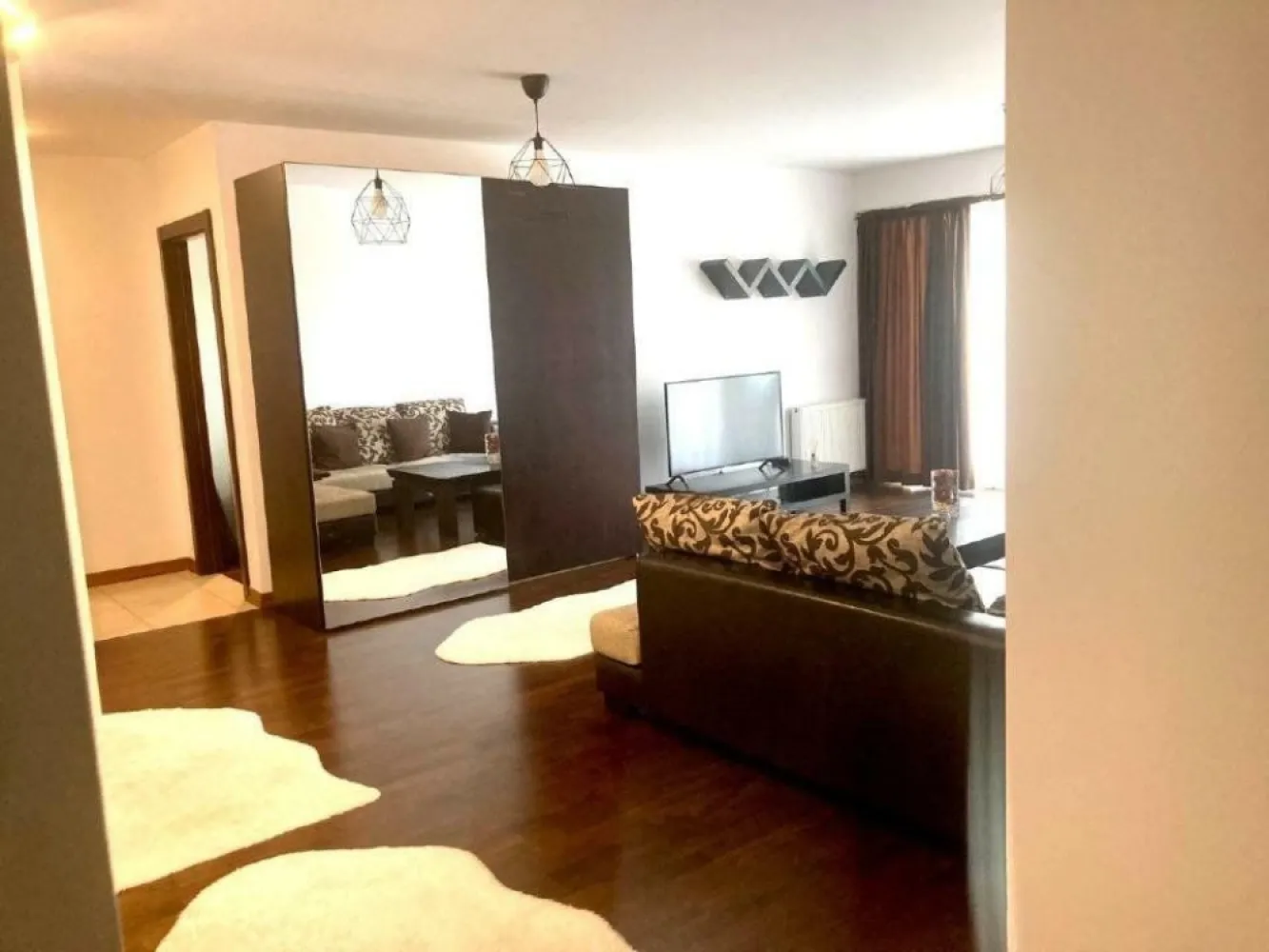 Vanzare 3 camere InCity Dristor-Piata Alba Iulia - Direct proprietar ofer spre vânzare un apartament cu 3 camere în complex InCity, la 5 min. distanţă de mers pe jos de staţia de metrou Dristor. Apartamentul se poate achiziţiona cu sau fără loc de parcare. Locul de parcare se află la -1, în etajul subteran al complexului închis şi acoperit, şi dispune de extras C.F. individual. Apartamentul se află la etajul 3, cu o suprafaţă construită înscrisă în C.F. de 116.40 mp şi utilă de 95 mp. Facilităţiile zonei presupun: proximitatea faţă de centrul Bucureştiului cu acces imediat prin transport în comun, imediata vecinătate cu mall Vitan, zona pietonală amenajată pentru loisir artera Decebal-rond-P-ţa. Alba Iulia, Lidl, Kaufland, Pepco, primăria de sector 3, şcoli, grădiniţe, şi alte facilităţi uşor de remarcat prin vizita locaţiei. 
Complexul este împrejmuit, monitorizat video şi are pază la intrări. Zona împrejmuită cuprinde loc de joacă pentru copii şi un spaţiu verde amenajat cu mobilier urban de tip băncuţe, fântâni de apă, alei pietonale. În cadrul complexului se regăseşte sala de sport marca World Class cu piscina interioară la care locatarii complexului au acces redus, magazin alimentar, salon de coafură marca Getts.
Apartamentul este compus din hol de acces, living cu bucătărie open-space, hol utilitar cu spaţiu de depozitare (maşina de spălat haine, etc.), 2 dormitoare, 2 băi şi 2 terase. Este utilat complet şi mobilat. Pretul afişat include locul de parcare. Se poate oferta şi fără loc de parcare. Pentru detalii şi vizionări, vă rog să ne contactaţi.
