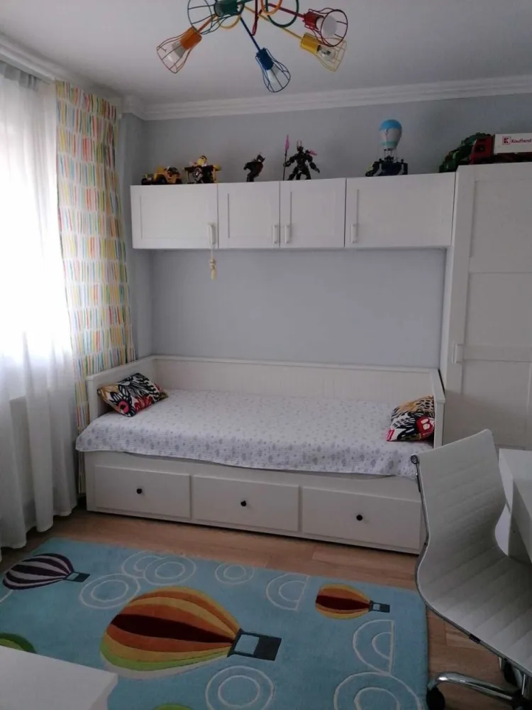 Apartament 3 camere Parc Bazilescu - Ofer spre vanzare apartament de 3 camere amplasat la etajul 2 din D+P+3 construit in anul 2019 in zona Bucurestii Noi, la 30 min de intrarea in Parcul Bazilescu.

Apartamentul se vinde complet mobilat si utilat. Dotari: centrala termica individuala, supraveghere video, interfon, aer conditionat, plita si cuptor electric, hota, frigider, cuptor microunde, masina de spalat. Apartamentul este amplasat pe partea din fata a blocului, la etajul 2 oferind o priveliste frumoasa asupra parcului. Structura imobilului: Cadre de beton cu inchideri din caramida porotherm. Izolatie termica. Exterior - Polistiren. Geamuri termopan Veka. Incalzire: Centrala proprie + calorifere. In apropierea imobilului mai gasiti: - Parcul Bazilescu; Lidl; Piata 16 Februarie; Kaufland; Carrefour, iar la o plimbare de 7 min. prin parc se afla statia de metrou. Scoli si gradinite la doar cateva minute; Zona ofera acces facil atat catre centrul orasului, cat si catre exteriorul acestuia. Blocul are un total de 8 apartamente, iar vecinii sunt civilizati.

Apartamentul se vinde cu 2 locuri de parcare supraterane.