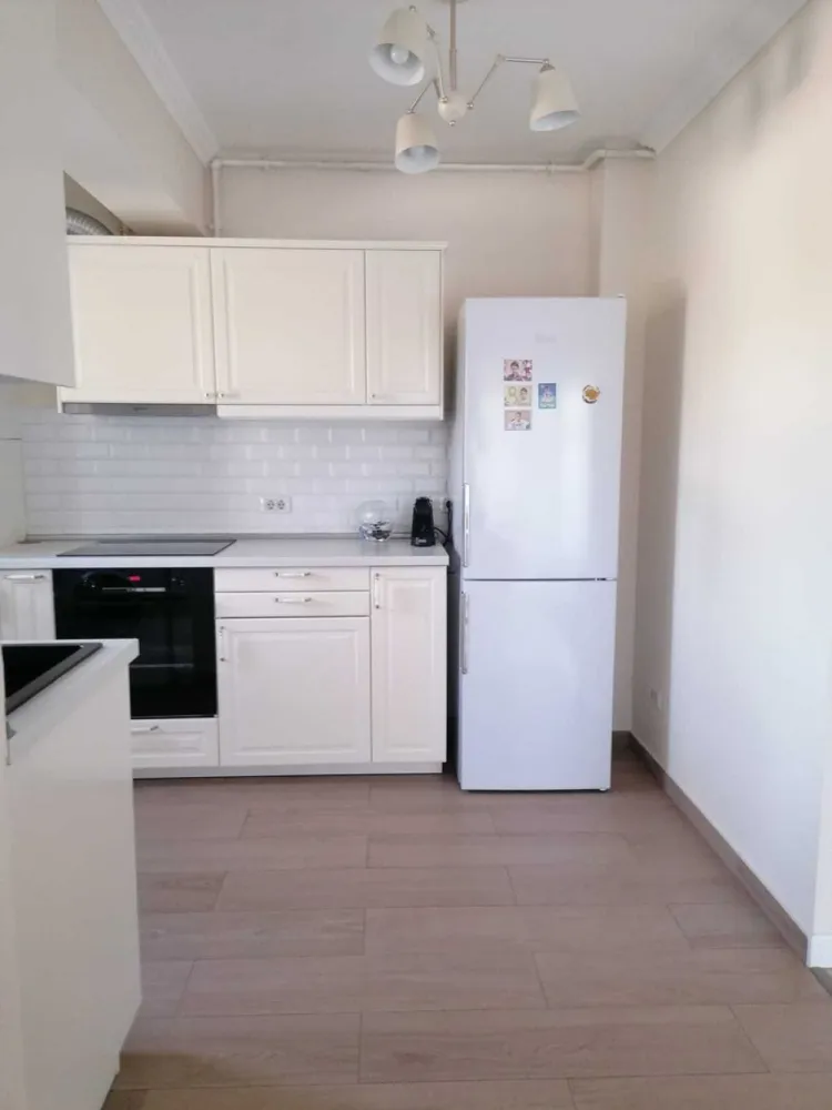 Apartament 3 camere Parc Bazilescu - Ofer spre vanzare apartament de 3 camere amplasat la etajul 2 din D+P+3 construit in anul 2019 in zona Bucurestii Noi, la 30 min de intrarea in Parcul Bazilescu.

Apartamentul se vinde complet mobilat si utilat. Dotari: centrala termica individuala, supraveghere video, interfon, aer conditionat, plita si cuptor electric, hota, frigider, cuptor microunde, masina de spalat. Apartamentul este amplasat pe partea din fata a blocului, la etajul 2 oferind o priveliste frumoasa asupra parcului. Structura imobilului: Cadre de beton cu inchideri din caramida porotherm. Izolatie termica. Exterior - Polistiren. Geamuri termopan Veka. Incalzire: Centrala proprie + calorifere. In apropierea imobilului mai gasiti: - Parcul Bazilescu; Lidl; Piata 16 Februarie; Kaufland; Carrefour, iar la o plimbare de 7 min. prin parc se afla statia de metrou. Scoli si gradinite la doar cateva minute; Zona ofera acces facil atat catre centrul orasului, cat si catre exteriorul acestuia. Blocul are un total de 8 apartamente, iar vecinii sunt civilizati.

Apartamentul se vinde cu 2 locuri de parcare supraterane.