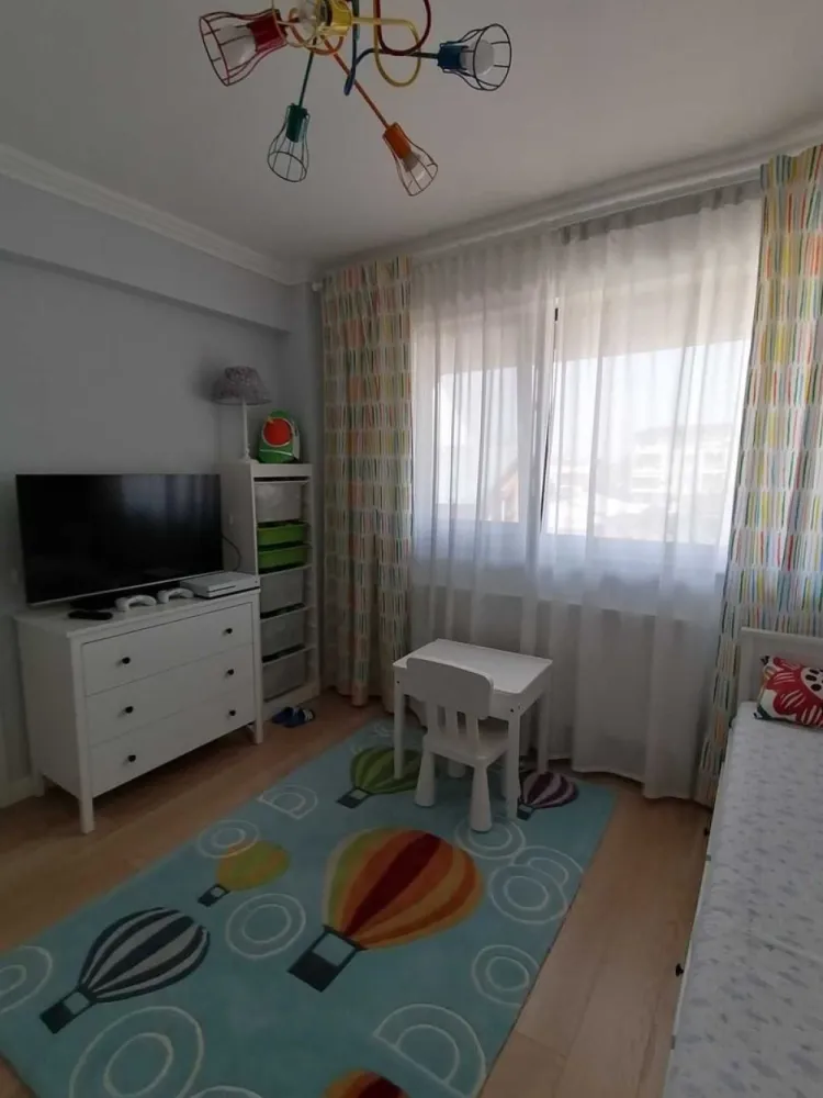 Apartament 3 camere Parc Bazilescu - Ofer spre vanzare apartament de 3 camere amplasat la etajul 2 din D+P+3 construit in anul 2019 in zona Bucurestii Noi, la 30 min de intrarea in Parcul Bazilescu.

Apartamentul se vinde complet mobilat si utilat. Dotari: centrala termica individuala, supraveghere video, interfon, aer conditionat, plita si cuptor electric, hota, frigider, cuptor microunde, masina de spalat. Apartamentul este amplasat pe partea din fata a blocului, la etajul 2 oferind o priveliste frumoasa asupra parcului. Structura imobilului: Cadre de beton cu inchideri din caramida porotherm. Izolatie termica. Exterior - Polistiren. Geamuri termopan Veka. Incalzire: Centrala proprie + calorifere. In apropierea imobilului mai gasiti: - Parcul Bazilescu; Lidl; Piata 16 Februarie; Kaufland; Carrefour, iar la o plimbare de 7 min. prin parc se afla statia de metrou. Scoli si gradinite la doar cateva minute; Zona ofera acces facil atat catre centrul orasului, cat si catre exteriorul acestuia. Blocul are un total de 8 apartamente, iar vecinii sunt civilizati.

Apartamentul se vinde cu 2 locuri de parcare supraterane.