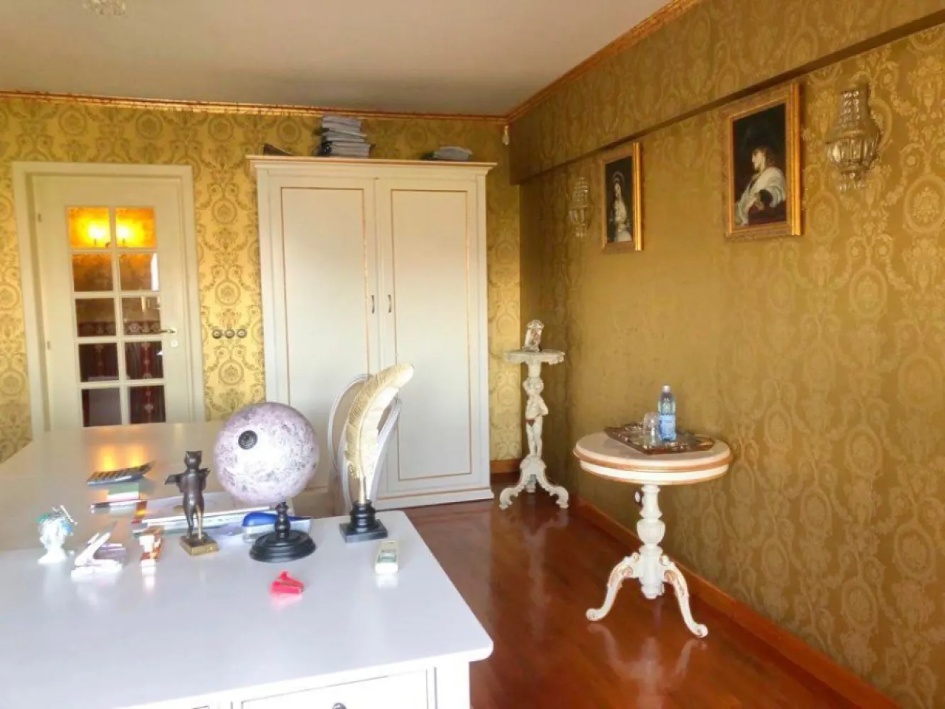 Apartament de lux 3 camere Bulevardul Mircea Voda - Situat intr-unul dintre cele mai exclusiviste cartiere din Zona Ultra Centrala a Bucurestiului, acest apartament de lux, decorat in stil clasic, cu accente baroce, se desfasoara pe o suprafata utila de 76,60 mp, oferind vederi panoramice impresionante ale orasului, pe fata, direct la bulevard si la Biserica Dobroteasa si pe spate, la Cheiul Dambovitei si Palatul Parlamentului. Apartamentul are 3 camere si se afla la etajul 7 intr-un bloc cu regim de inaltime P+8. Apartamentul premium se vinde la cheie, complet mobilat si utilat. 
Intregul spatiu a fost amenajat cu ajutorul unui decorator si a aparut in doua numere ale revistei de profil ,,Casa Lux". Mobila, in intregime din lemn masiv, obiectele sanitare si corpurile de iluminat de cristal sunt toate importate din Italia si sunt de cea mai buna calitate. Tapetul este Linea Oro, profilele cu foita de aur sunt Orac Decor, gresia si faianta sunt Petracer Italia, Intrerupatoarele, prizele si soneria sunt de la Fontini Spania, covoarele sunt Aubusson Franta, parchetul si usile interioare sunt din lemn masiv de stejar, toata instalatia este pe cupru. Bucataria a fost amplificata prin includerea spatiului desemnat initial baii de serviciu si debaralei. Are numeroase spatii de depozitare, inclusiv pe balconul inchis. Fiecare detaliu a fost luat in consideratie si nu s-a facut rabat de la calitate si de la mentinerea unitara si de bun gust al stilului clasic. Locuinta este o oaza de eleganta si confort, inundata de lumina naturala.
Detine, de asemea, alarma cu monitorizare la BGS.
Numeroase spatii de parcare la liber, dar si posibilitatea rezervarii lor la primarie.
Cladirea este in curs de reabilitare si instalare a unei centrale proprii. Scara are supraveghere video si interfon.
Apartamentul este ideal atat ca destinatie rezidentiala cat si pentru investitie, aflandu-se foarte aproape de Camera de Comert, Tribunal, Biblioteca Nationala, Opereta Romana, Ministerul de Finante, cat si numeroase restaurante, magazine, locuri de promenada, de joaca si spatii verzi.
Vanzare direct de la propietar, fara alte comisioane adaugate. Va invitam sa il vizionati si sa ii descoperiti personal toate detaliile frumosului intr-un apartament unic in zona.
