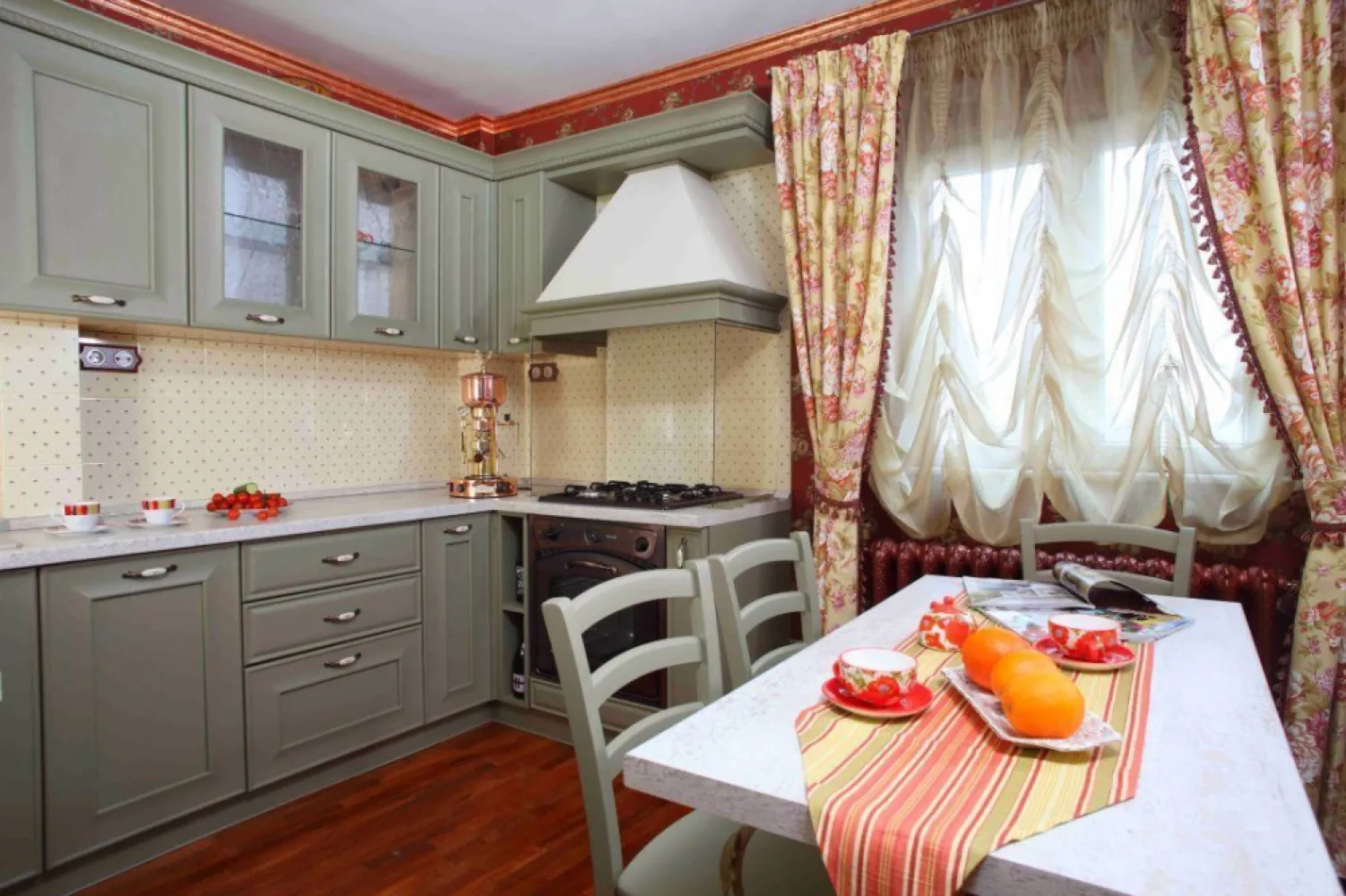 Apartament de lux 3 camere Bulevardul Mircea Voda - Situat intr-unul dintre cele mai exclusiviste cartiere din Zona Ultra Centrala a Bucurestiului, acest apartament de lux, decorat in stil clasic, cu accente baroce, se desfasoara pe o suprafata utila de 76,60 mp, oferind vederi panoramice impresionante ale orasului, pe fata, direct la bulevard si la Biserica Dobroteasa si pe spate, la Cheiul Dambovitei si Palatul Parlamentului. Apartamentul are 3 camere si se afla la etajul 7 intr-un bloc cu regim de inaltime P+8. Apartamentul premium se vinde la cheie, complet mobilat si utilat. 
Intregul spatiu a fost amenajat cu ajutorul unui decorator si a aparut in doua numere ale revistei de profil ,,Casa Lux". Mobila, in intregime din lemn masiv, obiectele sanitare si corpurile de iluminat de cristal sunt toate importate din Italia si sunt de cea mai buna calitate. Tapetul este Linea Oro, profilele cu foita de aur sunt Orac Decor, gresia si faianta sunt Petracer Italia, Intrerupatoarele, prizele si soneria sunt de la Fontini Spania, covoarele sunt Aubusson Franta, parchetul si usile interioare sunt din lemn masiv de stejar, toata instalatia este pe cupru. Bucataria a fost amplificata prin includerea spatiului desemnat initial baii de serviciu si debaralei. Are numeroase spatii de depozitare, inclusiv pe balconul inchis. Fiecare detaliu a fost luat in consideratie si nu s-a facut rabat de la calitate si de la mentinerea unitara si de bun gust al stilului clasic. Locuinta este o oaza de eleganta si confort, inundata de lumina naturala.
Detine, de asemea, alarma cu monitorizare la BGS.
Numeroase spatii de parcare la liber, dar si posibilitatea rezervarii lor la primarie.
Cladirea este in curs de reabilitare si instalare a unei centrale proprii. Scara are supraveghere video si interfon.
Apartamentul este ideal atat ca destinatie rezidentiala cat si pentru investitie, aflandu-se foarte aproape de Camera de Comert, Tribunal, Biblioteca Nationala, Opereta Romana, Ministerul de Finante, cat si numeroase restaurante, magazine, locuri de promenada, de joaca si spatii verzi.
Vanzare direct de la propietar, fara alte comisioane adaugate. Va invitam sa il vizionati si sa ii descoperiti personal toate detaliile frumosului intr-un apartament unic in zona.