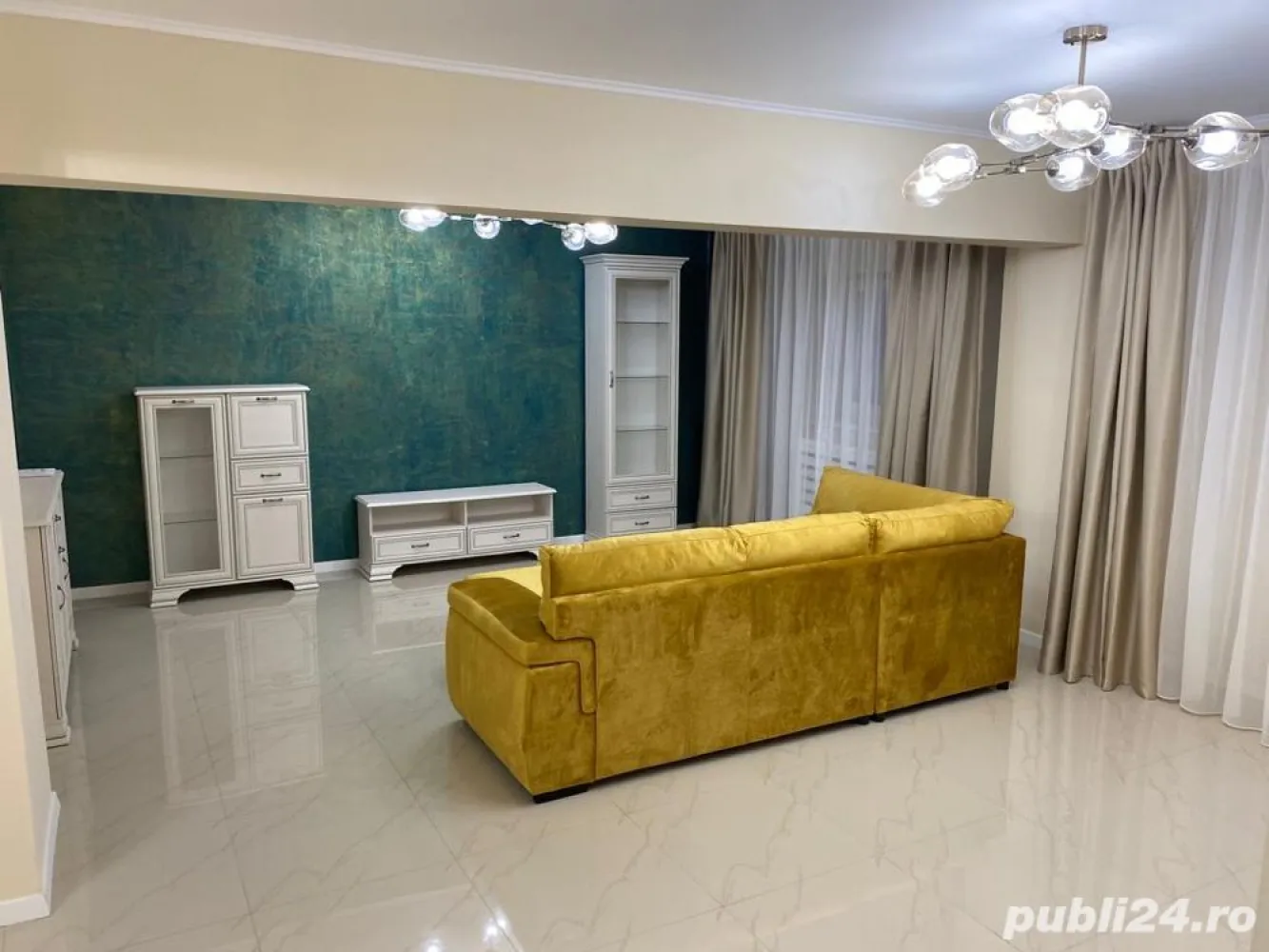 Apartament 3 camere bulevardul Decebal - Proprietar, vand apartament 3 camere ( transformat in 2 camere) complet mobilat NOU, situat pe Bd . Decebal, piata Alba Iulia ( vedere bulevard).
Apartamentul are 76 mp utili , este decomandat , dispune de 2 grupuri sanitare si a fost renovat complet in aceasta vara: instalatii electrice si sanitare noi, gresie portelanata , termopane Veka , 2 aparate de aer conditionat, electrocasnice Franke, mașina spălat vase, mașina spălat rufe. 
Inițial apartamentul a fost cu 3 camere însă in urma renovarii am ales sa-l transformam in 2 camere mult mai mari și anume un living room de 32 mp, un dormitor de 20 mp,si o bucatarie de 12 mp (totul intabulat)
Apartamentul se afla la etajul 1 7 al unui bloc dat in folosinta in anul 1993. Pozitionarea lui ultracentrala faciliteaza accesul catre: bulevardul Decebal, statii de metrou si autobuz, centre medicale, banci, scoli, supermarket-uri. 
Pretul de vanzare este ușor negociabil.