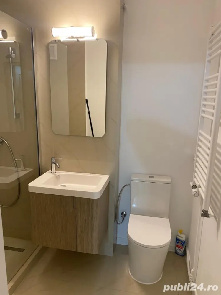 Apartament 3 camere bulevardul Decebal - Proprietar, vand apartament 3 camere ( transformat in 2 camere) complet mobilat NOU, situat pe Bd . Decebal, piata Alba Iulia ( vedere bulevard).
Apartamentul are 76 mp utili , este decomandat , dispune de 2 grupuri sanitare si a fost renovat complet in aceasta vara: instalatii electrice si sanitare noi, gresie portelanata , termopane Veka , 2 aparate de aer conditionat, electrocasnice Franke, mașina spălat vase, mașina spălat rufe. 
Inițial apartamentul a fost cu 3 camere însă in urma renovarii am ales sa-l transformam in 2 camere mult mai mari și anume un living room de 32 mp, un dormitor de 20 mp,si o bucatarie de 12 mp (totul intabulat)
Apartamentul se afla la etajul 1 7 al unui bloc dat in folosinta in anul 1993. Pozitionarea lui ultracentrala faciliteaza accesul catre: bulevardul Decebal, statii de metrou si autobuz, centre medicale, banci, scoli, supermarket-uri. 
Pretul de vanzare este ușor negociabil.