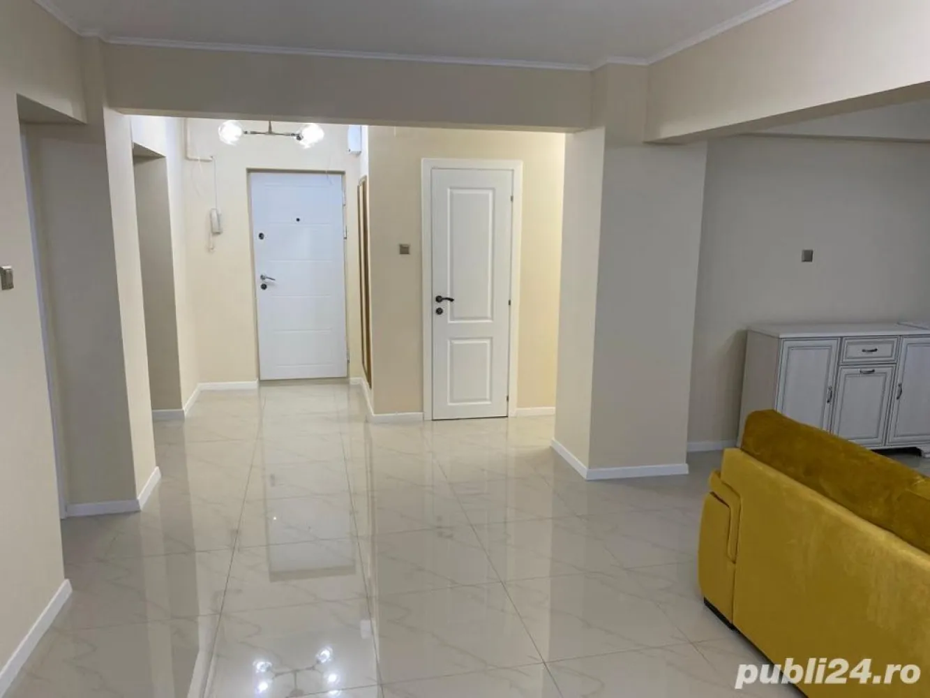 Apartament 3 camere bulevardul Decebal - Proprietar, vand apartament 3 camere ( transformat in 2 camere) complet mobilat NOU, situat pe Bd . Decebal, piata Alba Iulia ( vedere bulevard).
Apartamentul are 76 mp utili , este decomandat , dispune de 2 grupuri sanitare si a fost renovat complet in aceasta vara: instalatii electrice si sanitare noi, gresie portelanata , termopane Veka , 2 aparate de aer conditionat, electrocasnice Franke, mașina spălat vase, mașina spălat rufe. 
Inițial apartamentul a fost cu 3 camere însă in urma renovarii am ales sa-l transformam in 2 camere mult mai mari și anume un living room de 32 mp, un dormitor de 20 mp,si o bucatarie de 12 mp (totul intabulat)
Apartamentul se afla la etajul 1 7 al unui bloc dat in folosinta in anul 1993. Pozitionarea lui ultracentrala faciliteaza accesul catre: bulevardul Decebal, statii de metrou si autobuz, centre medicale, banci, scoli, supermarket-uri. 
Pretul de vanzare este ușor negociabil.