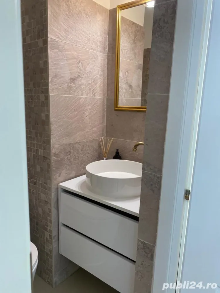 Apartament 3 camere bulevardul Decebal - Proprietar, vand apartament 3 camere ( transformat in 2 camere) complet mobilat NOU, situat pe Bd . Decebal, piata Alba Iulia ( vedere bulevard).
Apartamentul are 76 mp utili , este decomandat , dispune de 2 grupuri sanitare si a fost renovat complet in aceasta vara: instalatii electrice si sanitare noi, gresie portelanata , termopane Veka , 2 aparate de aer conditionat, electrocasnice Franke, mașina spălat vase, mașina spălat rufe. 
Inițial apartamentul a fost cu 3 camere însă in urma renovarii am ales sa-l transformam in 2 camere mult mai mari și anume un living room de 32 mp, un dormitor de 20 mp,si o bucatarie de 12 mp (totul intabulat)
Apartamentul se afla la etajul 1 7 al unui bloc dat in folosinta in anul 1993. Pozitionarea lui ultracentrala faciliteaza accesul catre: bulevardul Decebal, statii de metrou si autobuz, centre medicale, banci, scoli, supermarket-uri. 
Pretul de vanzare este ușor negociabil.